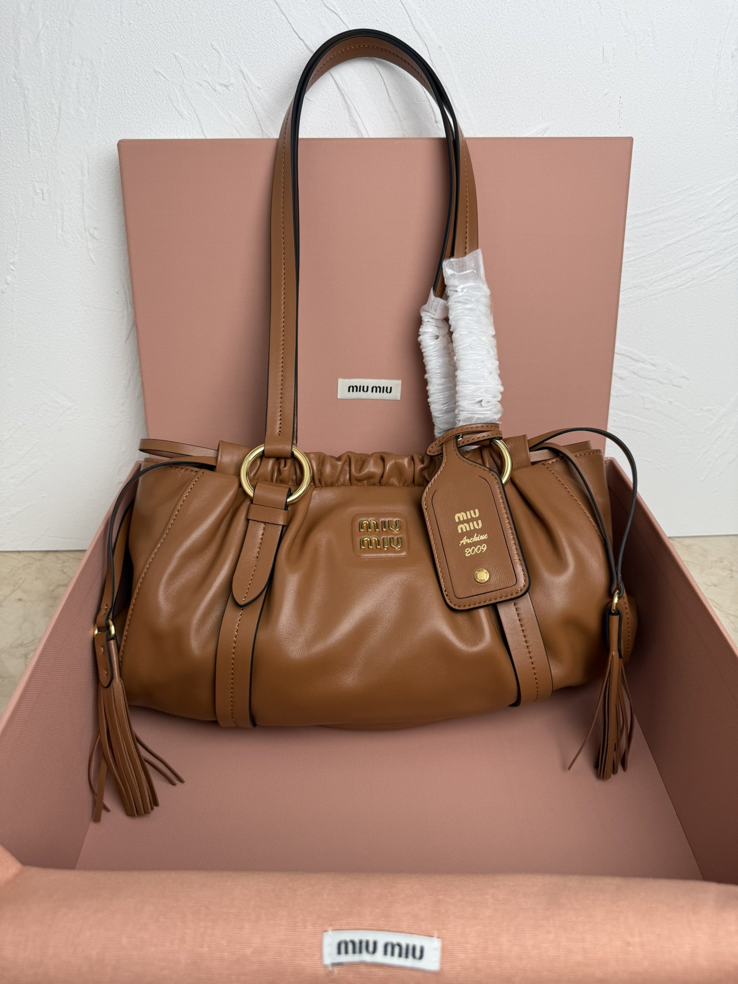 NO:203740,Genuine grade 5BG306 miu medieval underarm dumpling bag, brand new soft sheepskin full of retro nostalgia style, made with steel | Japanese metal hardware accessories, high-end and elegant texture, bag mouth design with drawstring, fine wrinkled lace three-dimensional and playful, high-end and unrestrained, new striped canvas inside, with a zipper compartment, unique design, whoever uses good looks, size 40x 22x10.5, MIUMIU, miumiu, sheepskin19860909正品级 5BG306 miu中古腋下饺子包,全新植柔羊皮满满复古怀旧风情,搭配钢质做|日金属五金配件,质感高级典雅,袋口采用抽绳束口设计,细密的皱褶花边立体而俏皮,高级又不失慵懒随性,内搭全新条纹帆布里,配一个拉链隔层,独特的设计谁用谁好看,尺寸40x 22x10.5,MIUMIU,miumiu,sheepskin,Bag