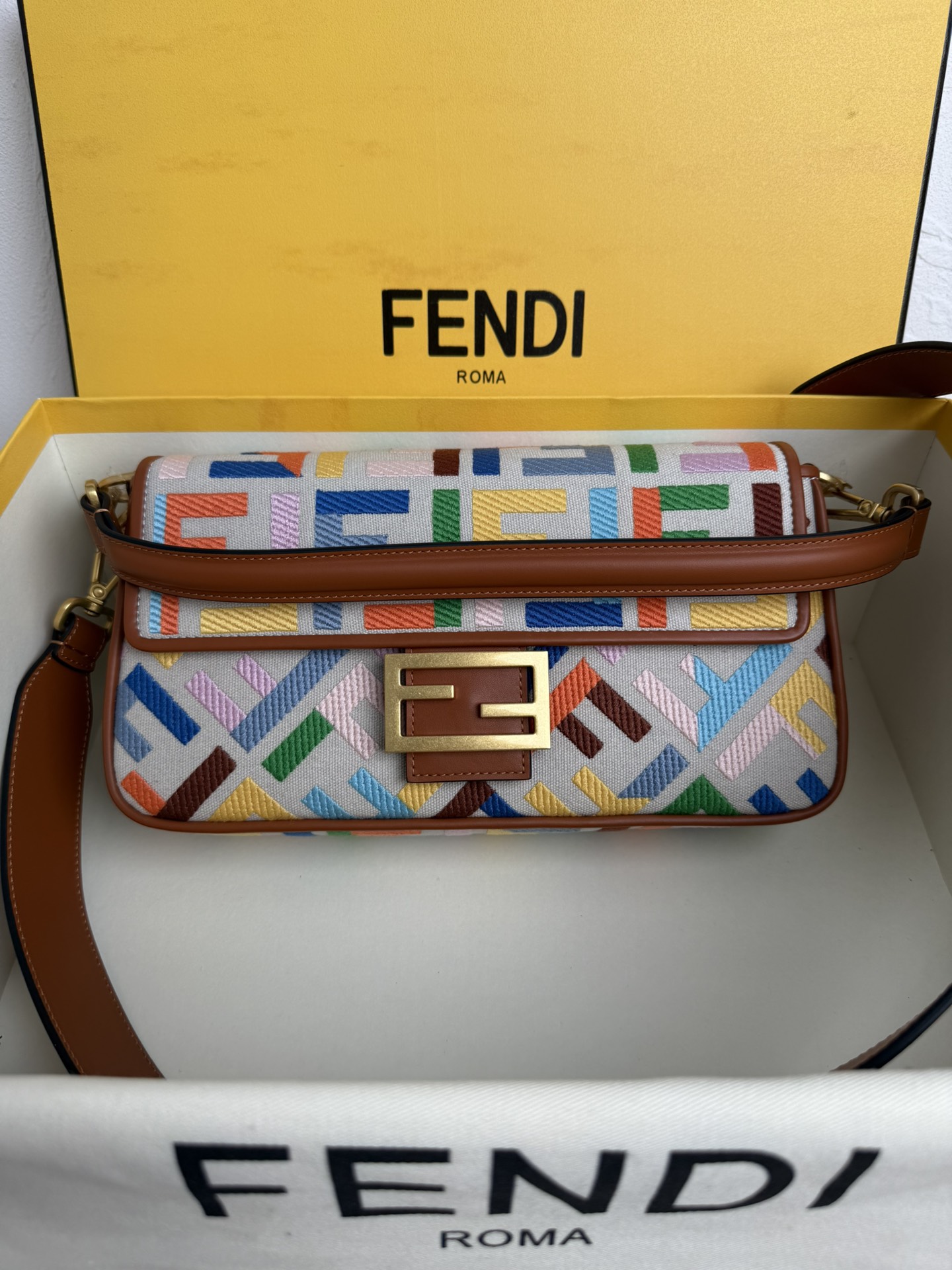 NO:203703,Genuine grade medium latest Baguette FF logo embroidery series #it’s not a bag,it’s Baguette! # Large size 26.13.6cm Model number 0159, Fendi, fendi19860909正品级 中号最新 Baguette FF logo 刺绣系列#it’s not a bag,it’s Baguette! # 大号26.13.6cm 款号0159,芬迪,fendi,Bag
