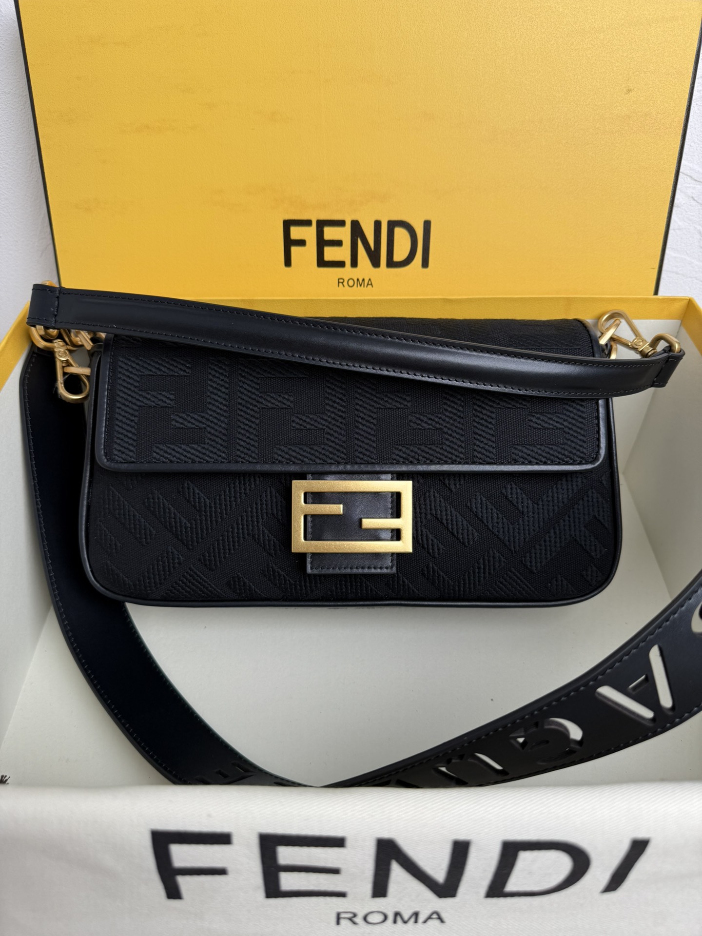 NO:203708,Genuine grade black spot. Model number 8598 FENDI hot classic Baguette, raw materials are made of high-end canvas craftsmanship, the whole package has an invincible texture, equipped with removable and Baguette-shaped shoulder straps, wide shoulder strap design and flip are also practical, small details that can be seen everywhere, I really love it~~size26/6.5/13.5cm, Fendi, fendi, fendi19860909正品级 黑色现货.款号 8598 FENDI 火爆经典Baguette ,原材料采用帆布高级工艺打造,整只包双FF立体刺绣质感无敌,配有可拆卸和Baguette字样肩带,宽肩带设计和翻盖实用性也强,处处可见的小细节,真的爱了~~size26/6.5/13.5cm,芬迪,fendi,fendi,Bag