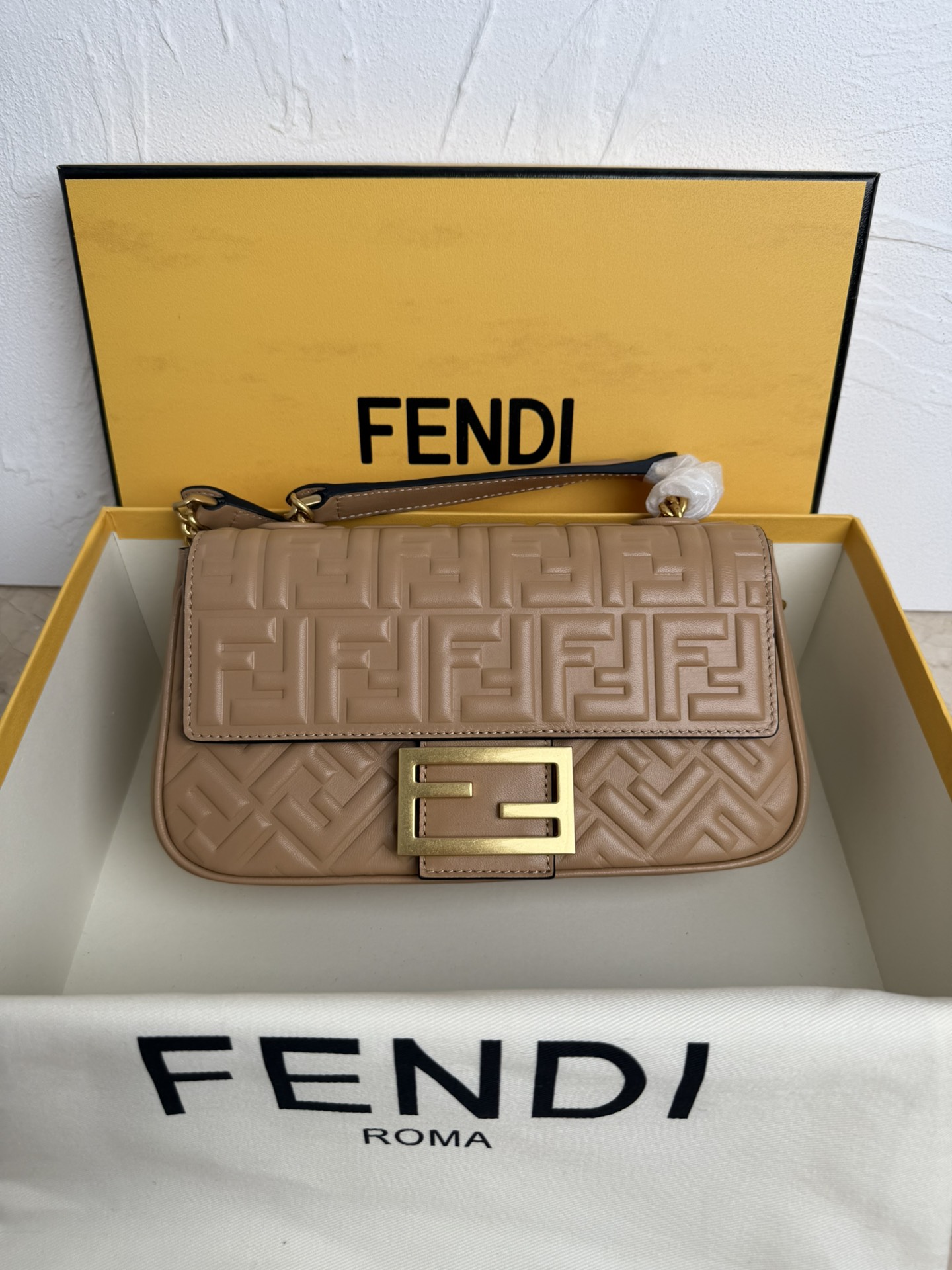 NO:203723,Genuine Baguette medium-length chain handbag Black Napa leather handbag More details Iconic Baguette medium chain handbag, black Napa soft leather material, decorated with 3D texture FF pattern, embellished with FF buckle. Features with front flip, magnetic buckle, lining internal compartment, zipper bag and retro gold metal parts. Equipped with a slide chain shoulder strap, can be carried or shoulder. Material outer sheepskin, inner sheepskin Depth 7 length 24 height 14.5 Model number 793, Fendi, sheepskin19860909正品级 Baguette中长链手袋 黑色纳帕皮革手袋 更多细节 Iconic Baguette中号链条手袋,黑色纳帕软皮革材质,饰有3D纹理FF图案.缀以FF搭扣.设有正面翻盖、磁扣、带衬里的内部隔层、拉链袋和复古金色金属件.配备滑链肩带,可手提或肩挎 材质外层羊皮,内里羊皮 深度7长度24高度14.5 款号793,芬迪,fendi,sheepskin,Bag