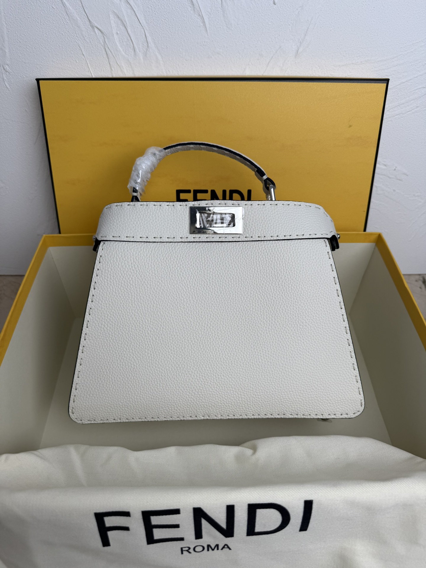 Fendi 中号PeekabooISeeU手袋 荔枝纹小牛皮材质 两侧缀以 的扭锁 软纳帕皮革衬里