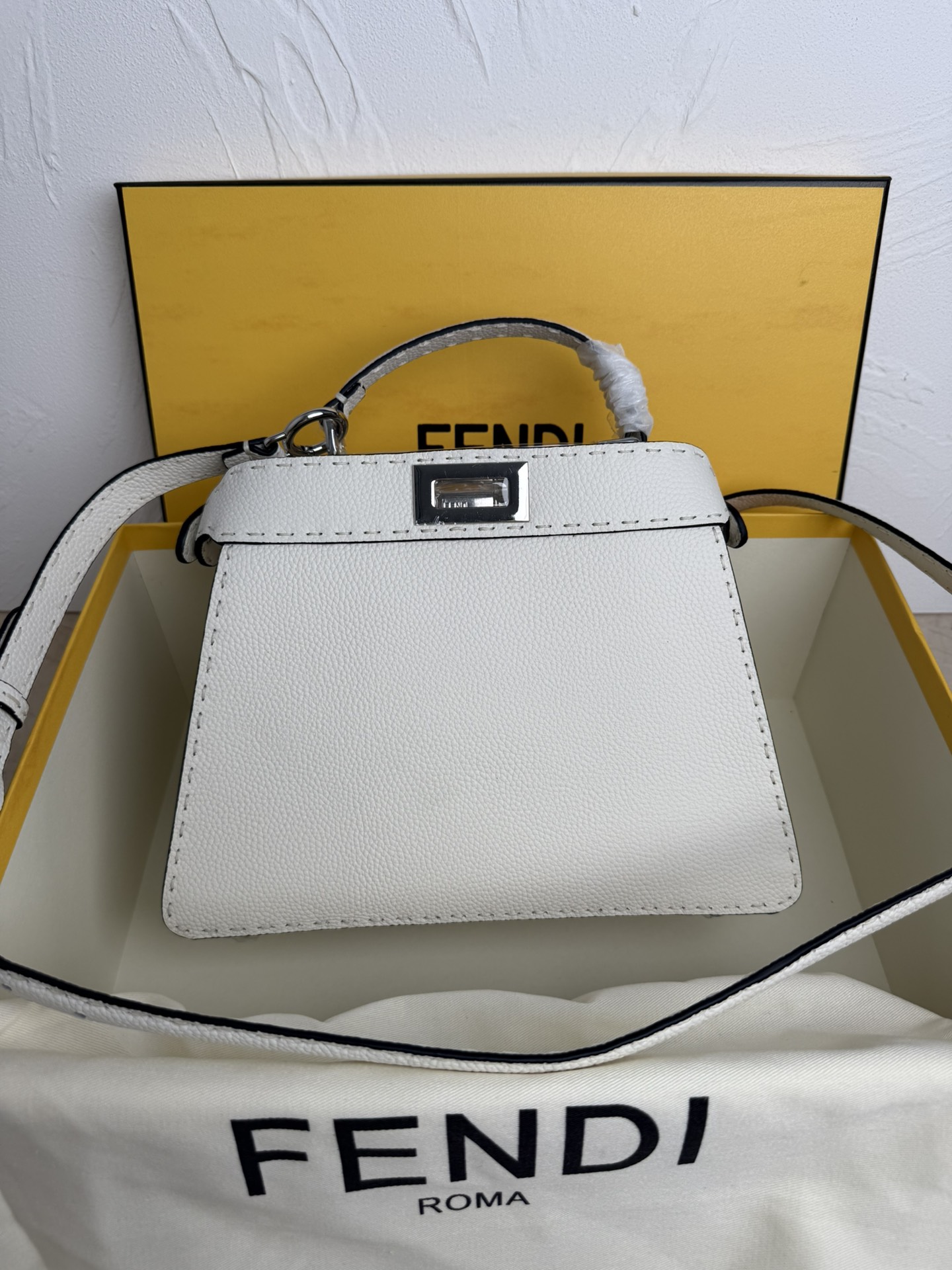 Fendi 中号PeekabooISeeU手袋 荔枝纹小牛皮材质 两侧缀以 的扭锁 软纳帕皮革衬里