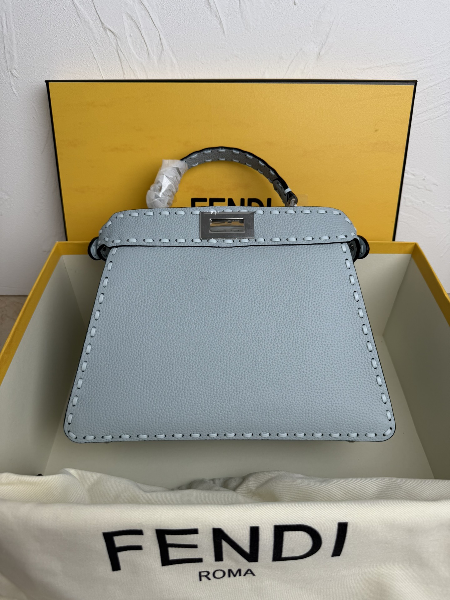 Fendi 中号PeekabooISeeU手袋 荔枝纹小牛皮材质 两侧缀以 的扭锁 软纳帕皮革衬里