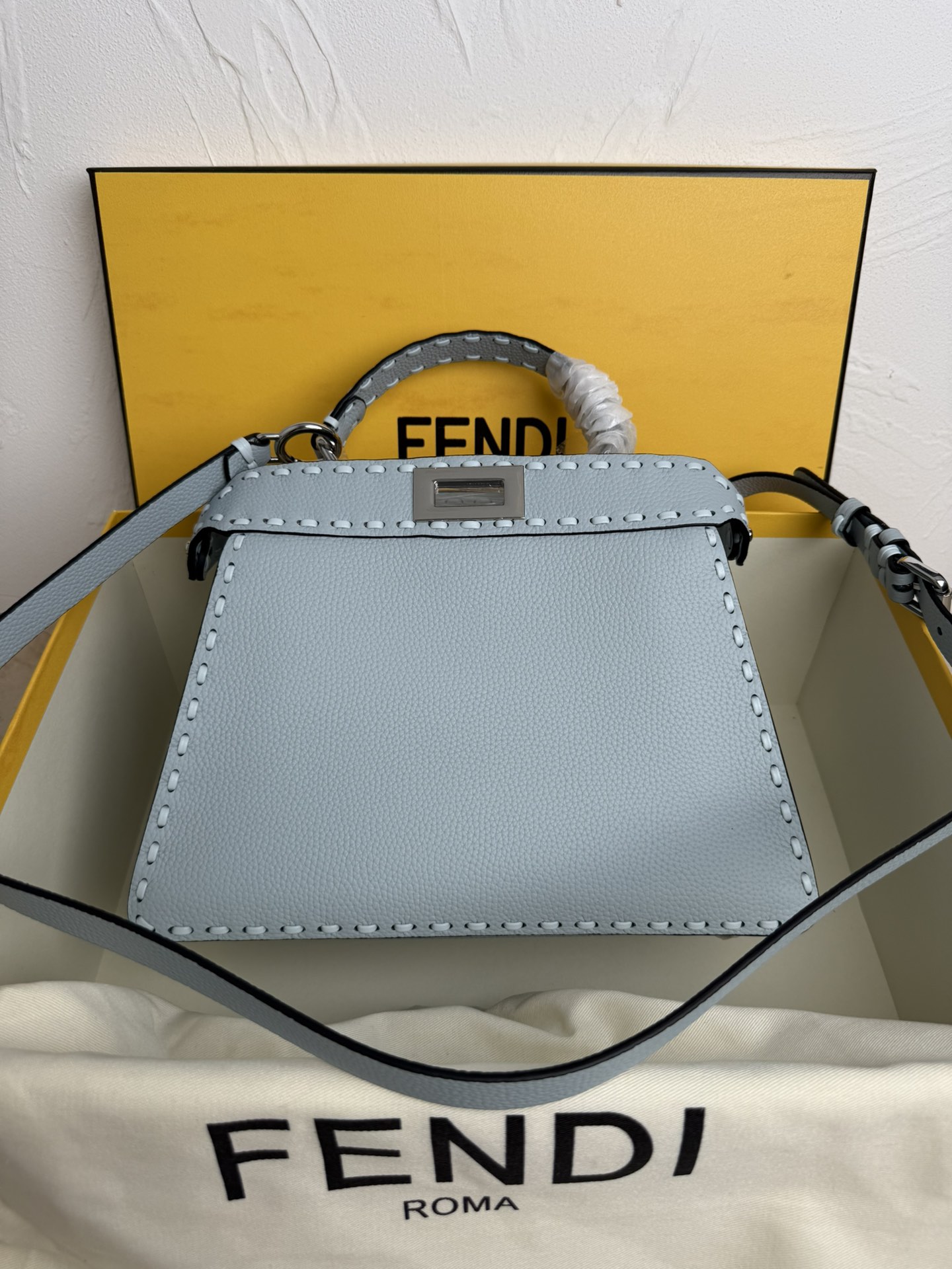 Fendi 中号PeekabooISeeU手袋 荔枝纹小牛皮材质 两侧缀以 的扭锁 软纳帕皮革衬里
