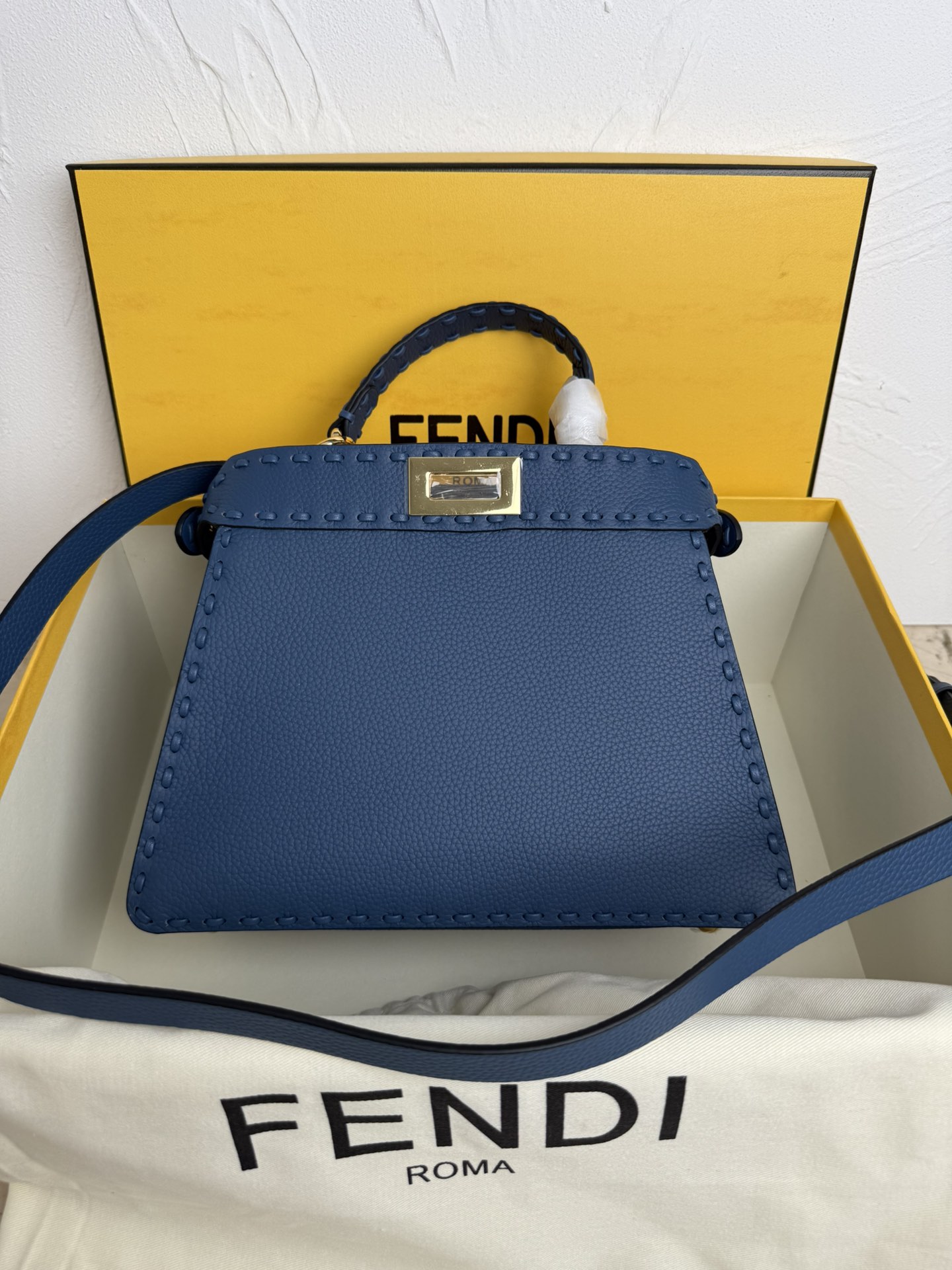 Fendi 中号PeekabooISeeU手袋 荔枝纹小牛皮材质 两侧缀以 的扭锁 软纳帕皮革衬里