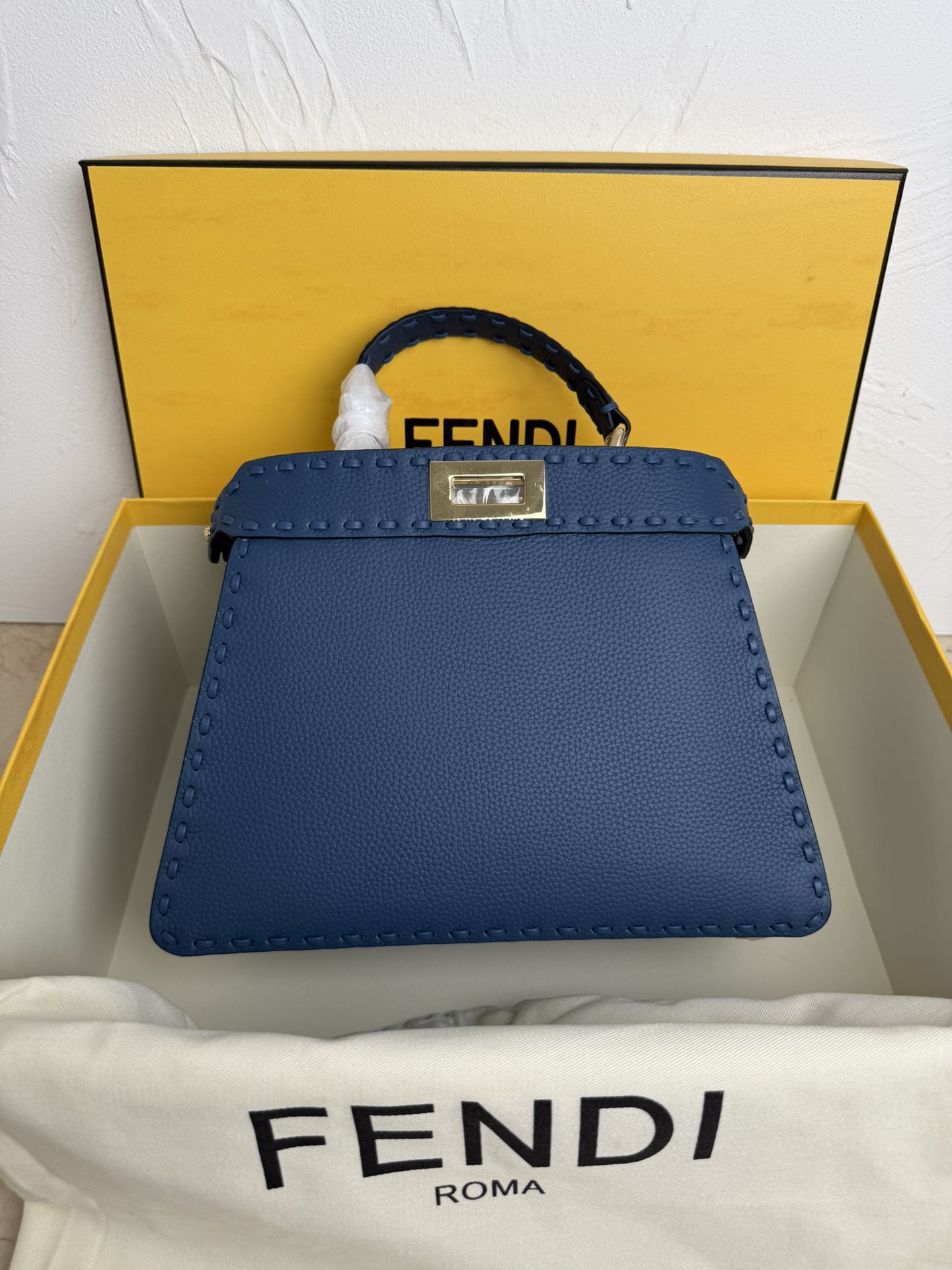 Fendi 中号PeekabooISeeU手袋 荔枝纹小牛皮材质 两侧缀以 的扭锁 软纳帕皮革衬里