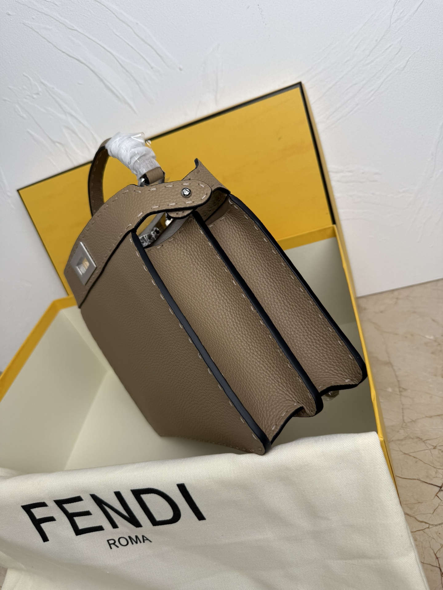 Fendi 中号PeekabooISeeU手袋 荔枝纹小牛皮材质 两侧缀以 的扭锁 软纳帕皮革衬里
