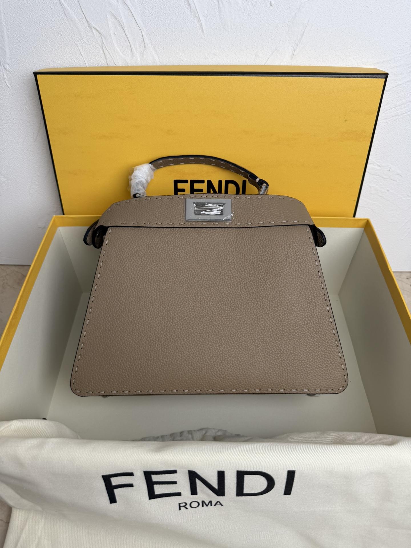 Fendi 中号PeekabooISeeU手袋 荔枝纹小牛皮材质 两侧缀以 的扭锁 软纳帕皮革衬里