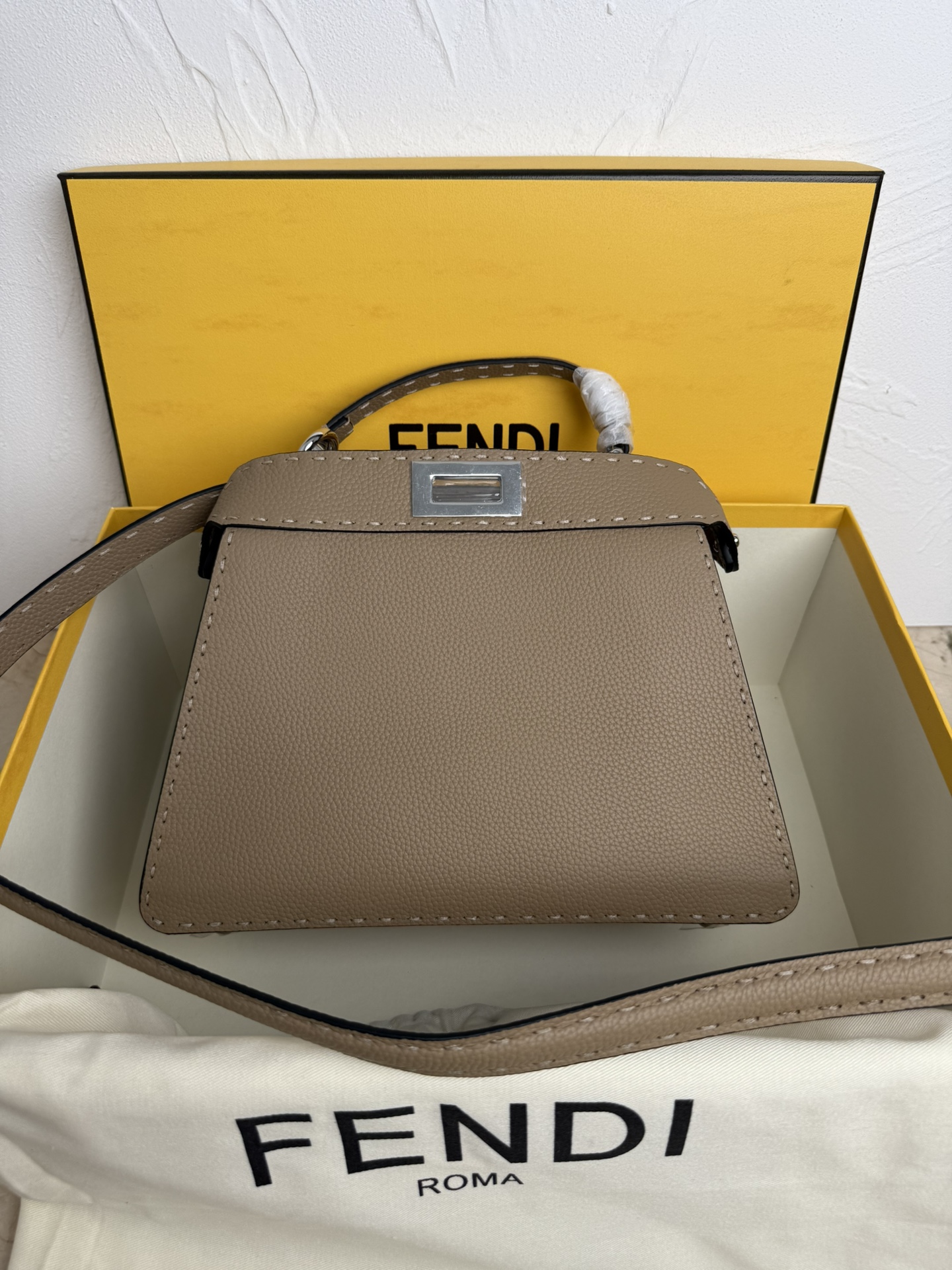 Fendi 中号PeekabooISeeU手袋 荔枝纹小牛皮材质 两侧缀以 的扭锁 软纳帕皮革衬里