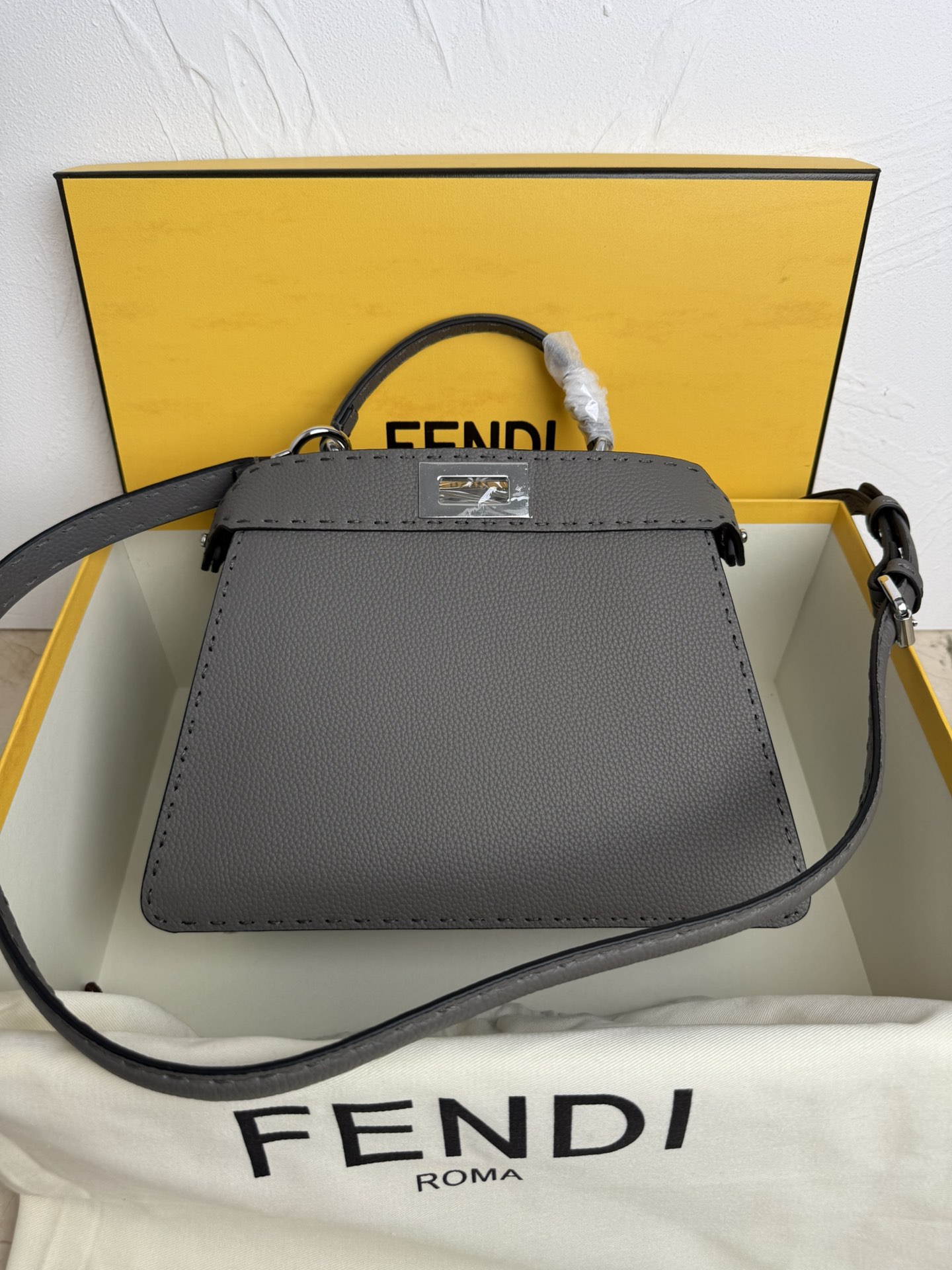 Fendi 中号PeekabooISeeU手袋 荔枝纹小牛皮材质 两侧缀以 的扭锁 软纳帕皮革衬里