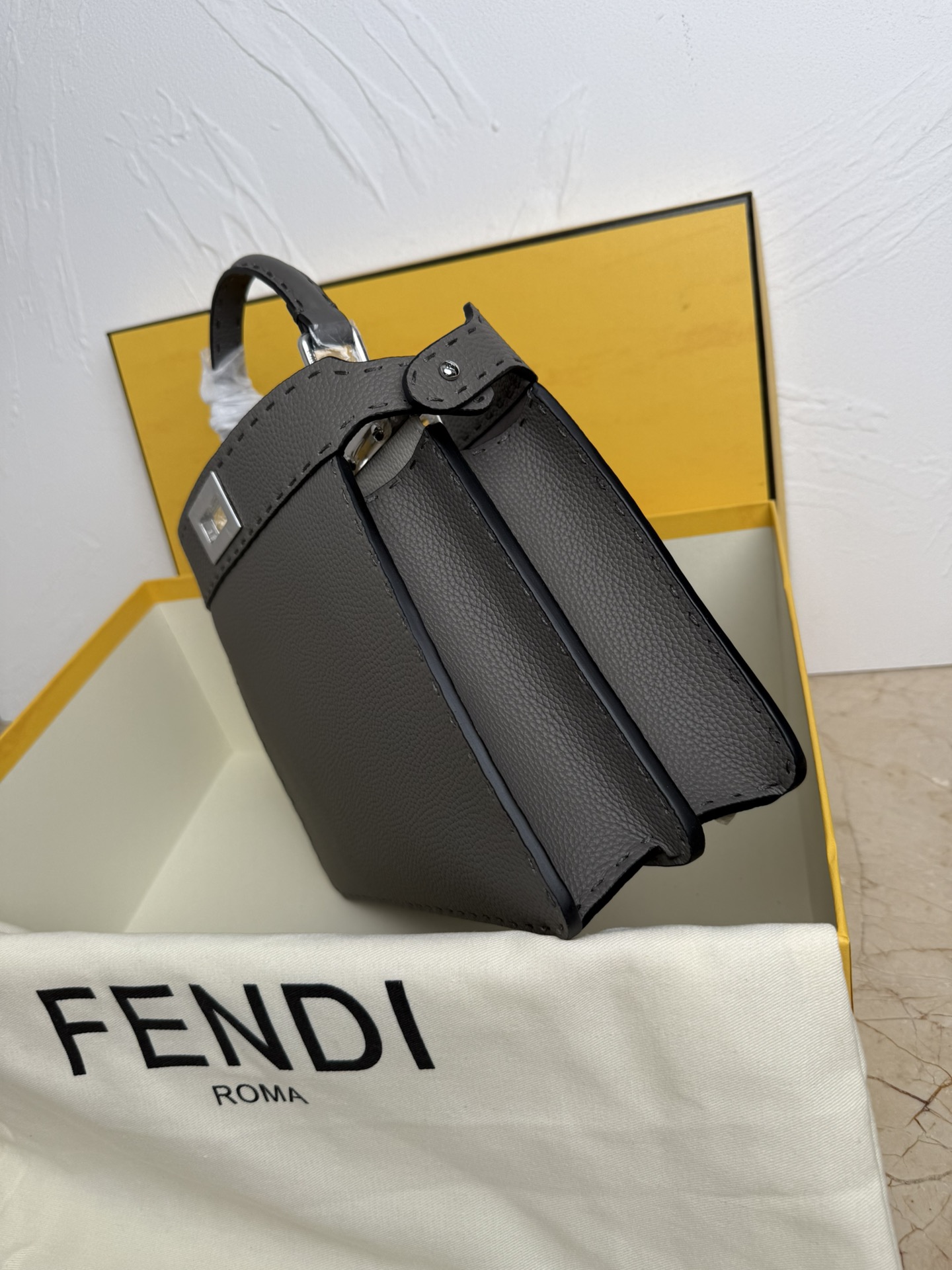 Fendi 中号PeekabooISeeU手袋 荔枝纹小牛皮材质 两侧缀以 的扭锁 软纳帕皮革衬里