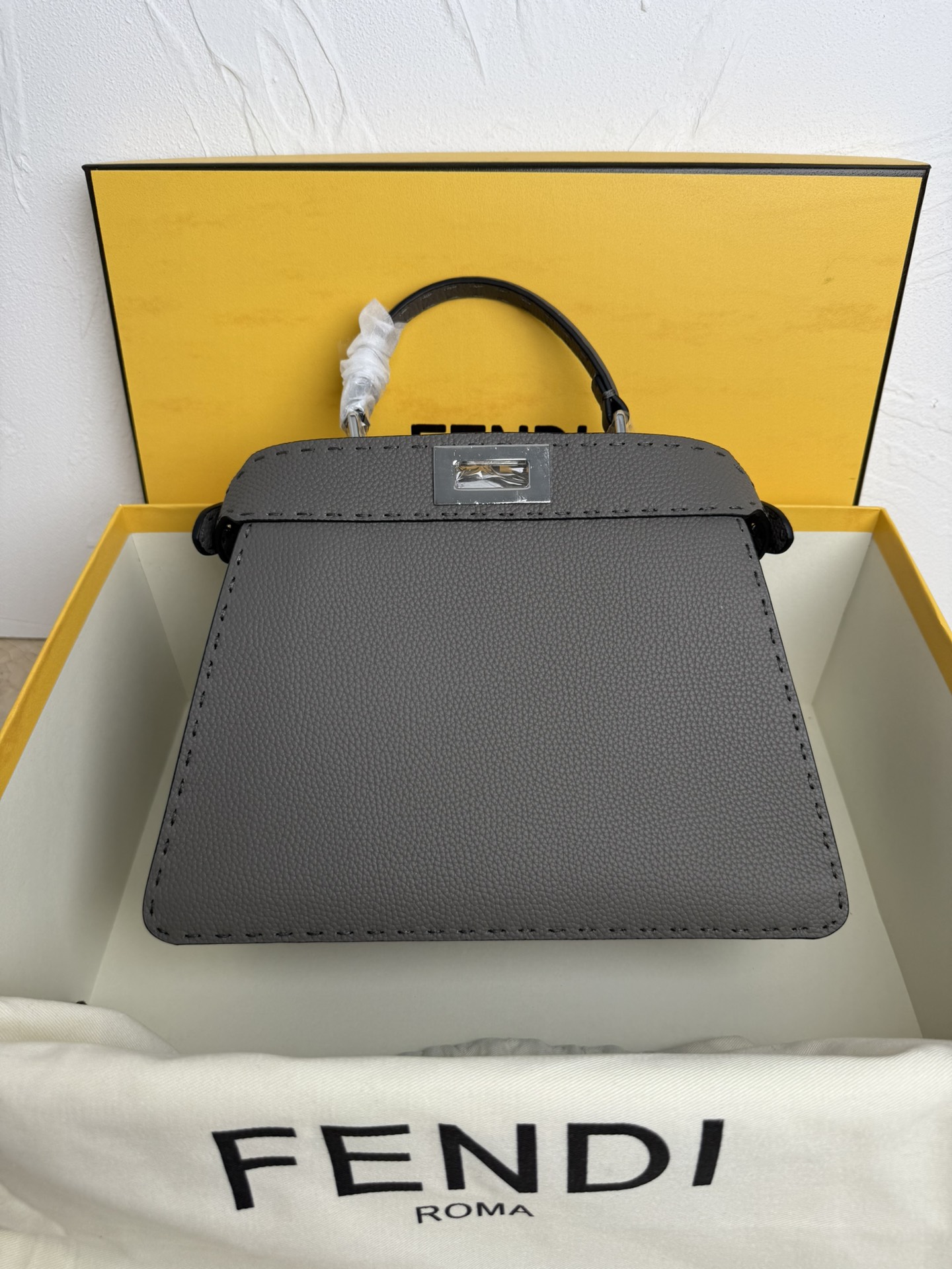 Fendi 中号PeekabooISeeU手袋 荔枝纹小牛皮材质 两侧缀以 的扭锁 软纳帕皮革衬里