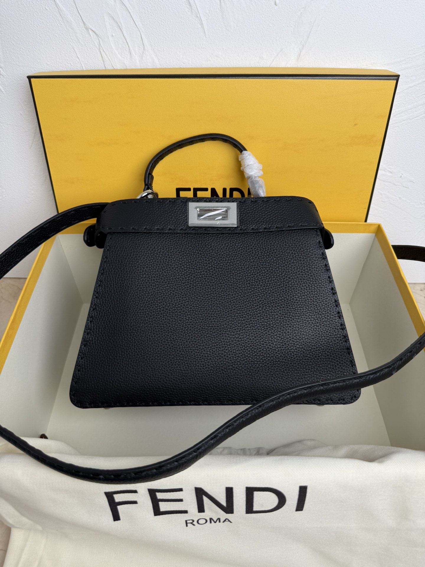 Fendi 中号PeekabooISeeU手袋 荔枝纹小牛皮材质 两侧缀以 的扭锁 软纳帕皮革衬里