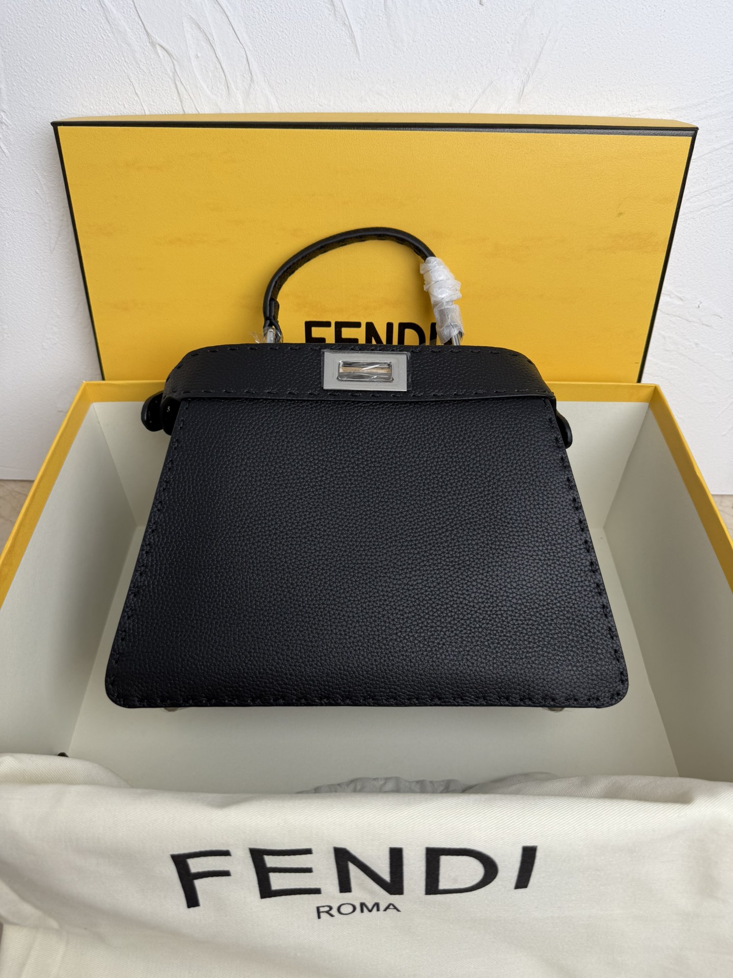 Fendi 中号PeekabooISeeU手袋 荔枝纹小牛皮材质 两侧缀以 的扭锁 软纳帕皮革衬里