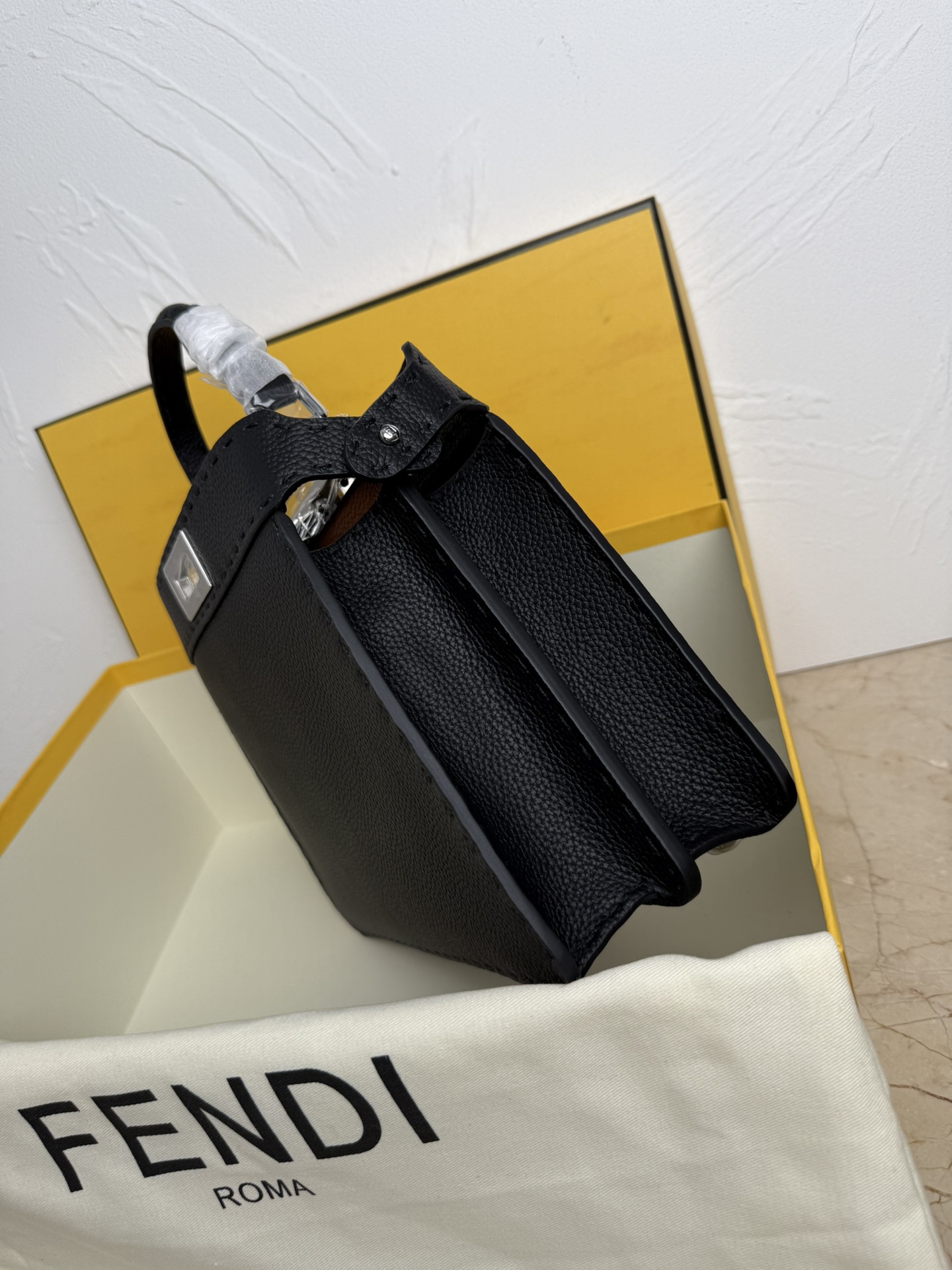 Fendi 中号PeekabooISeeU手袋 荔枝纹小牛皮材质 两侧缀以 的扭锁 软纳帕皮革衬里