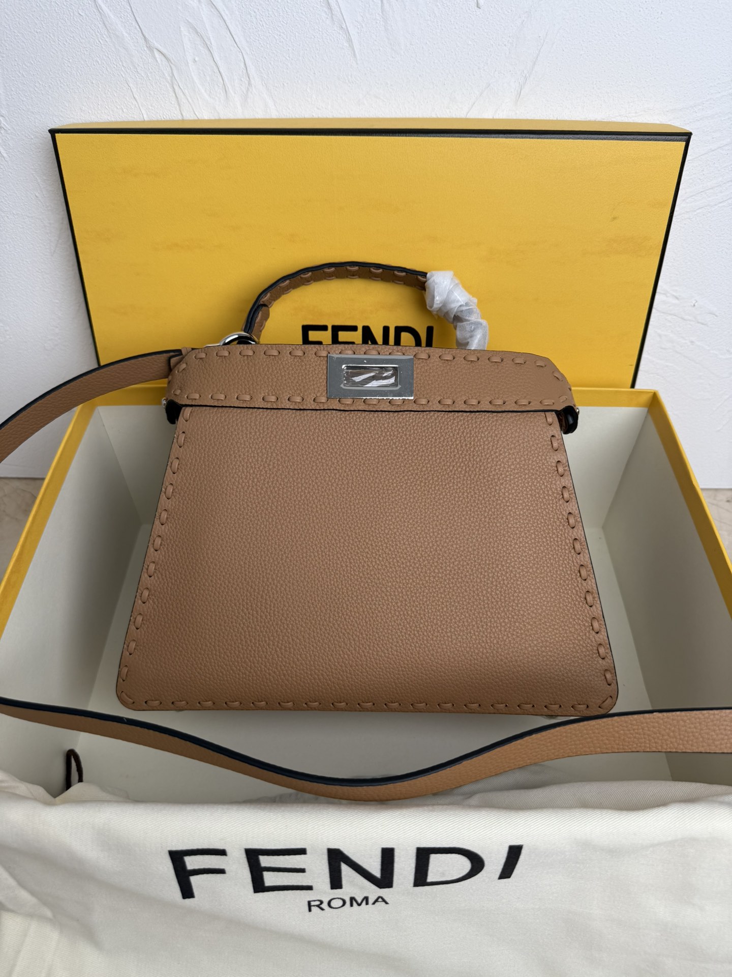 Fendi 中号PeekabooISeeU手袋 荔枝纹小牛皮材质 两侧缀以 的扭锁 软纳帕皮革衬里