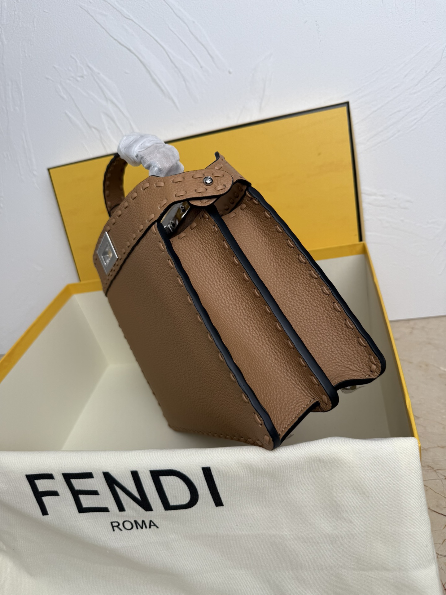 Fendi 中号PeekabooISeeU手袋 荔枝纹小牛皮材质 两侧缀以 的扭锁 软纳帕皮革衬里
