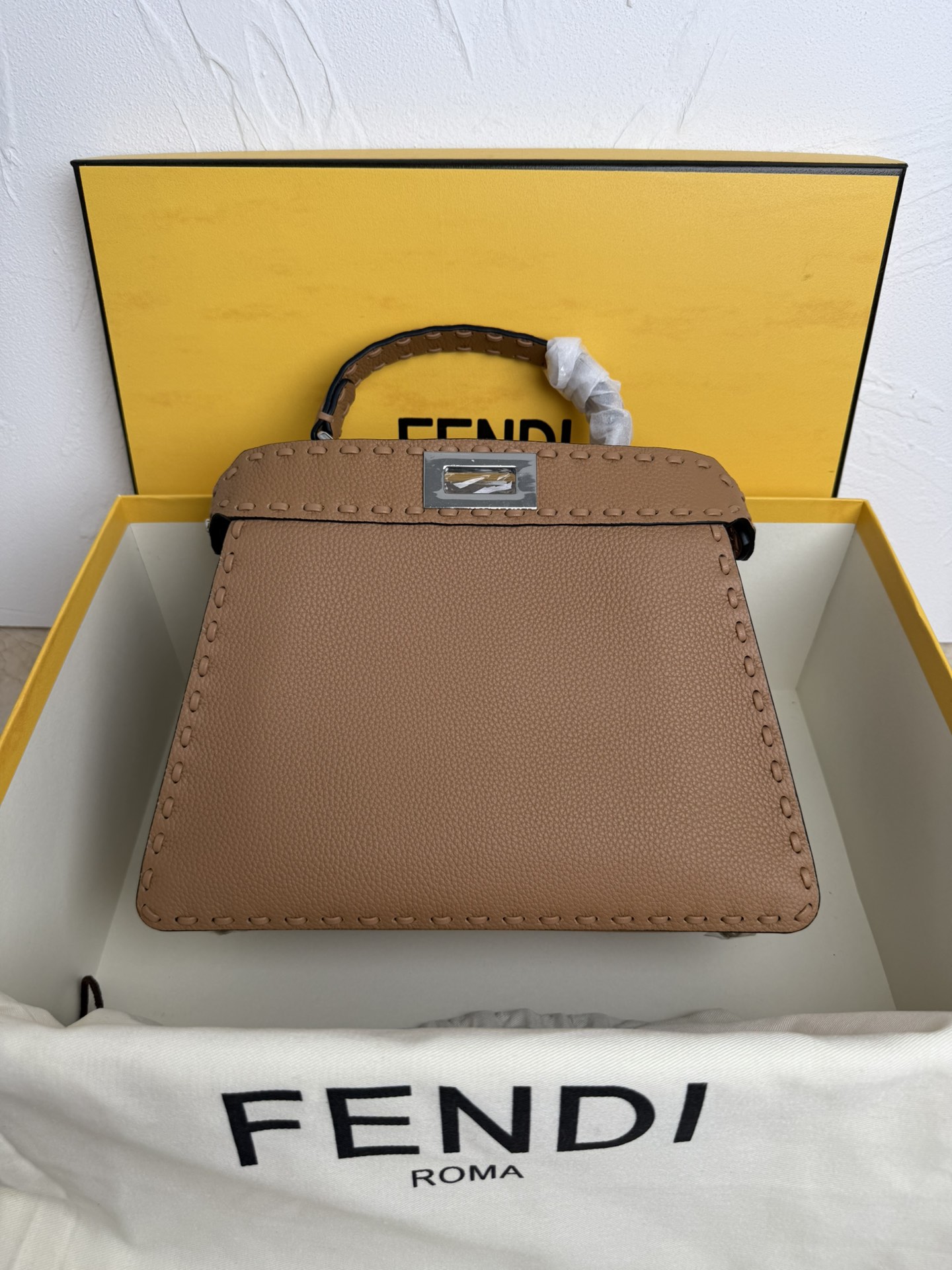Fendi 中号PeekabooISeeU手袋 荔枝纹小牛皮材质 两侧缀以 的扭锁 软纳帕皮革衬里
