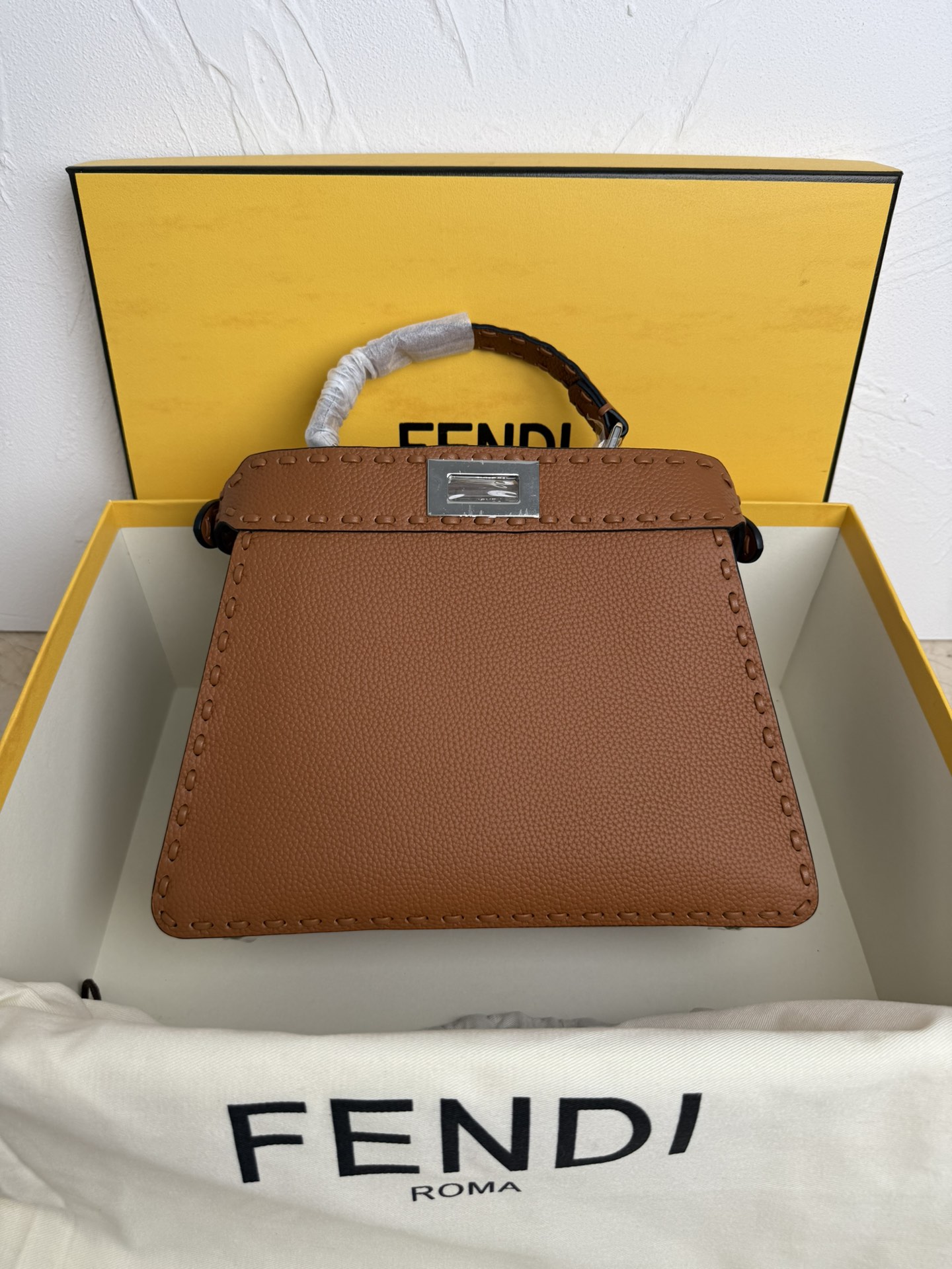 Fendi 中号PeekabooISeeU手袋 荔枝纹小牛皮材质 两侧缀以 的扭锁 软纳帕皮革衬里