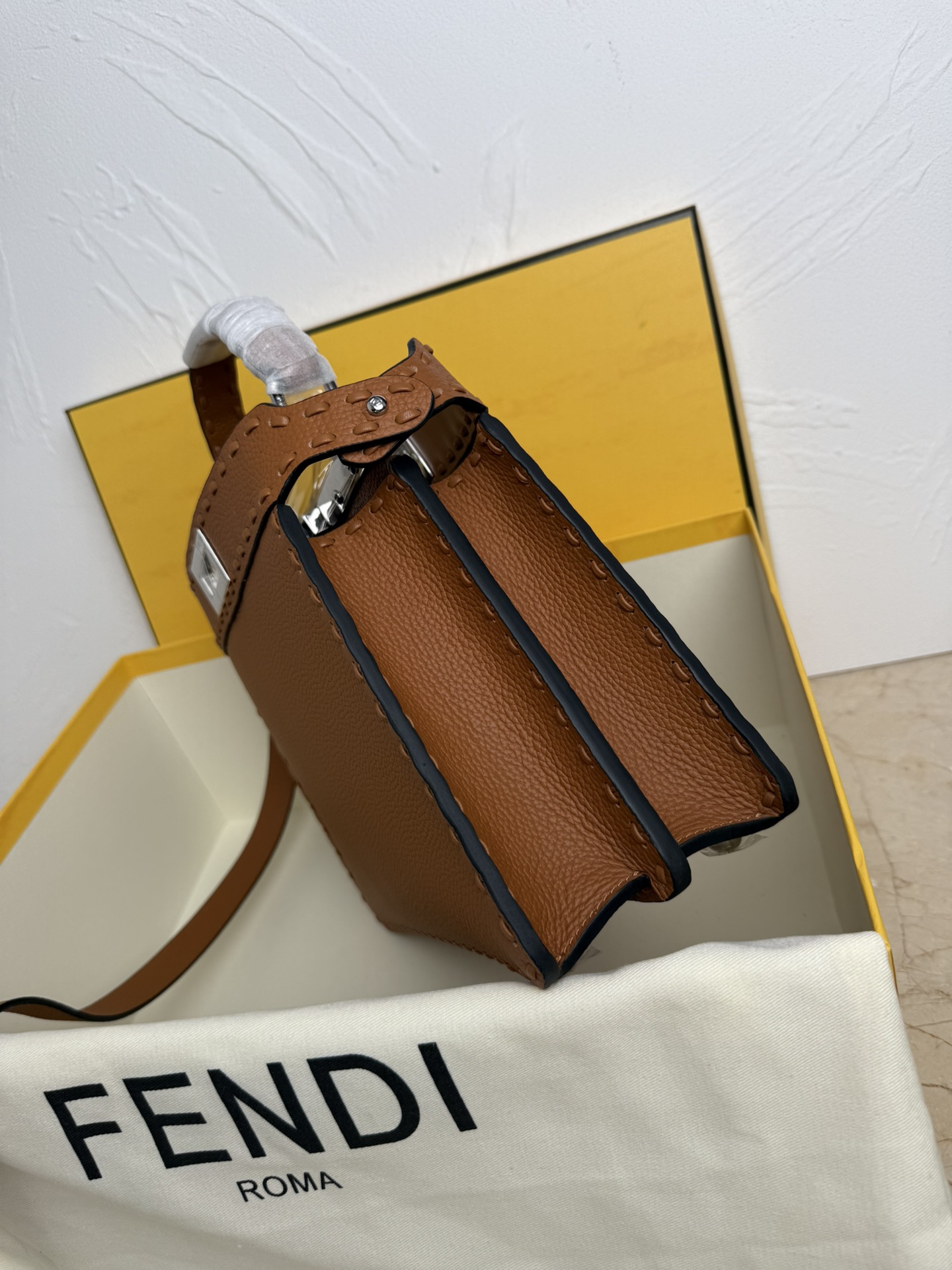 Fendi 中号PeekabooISeeU手袋 荔枝纹小牛皮材质 两侧缀以 的扭锁 软纳帕皮革衬里