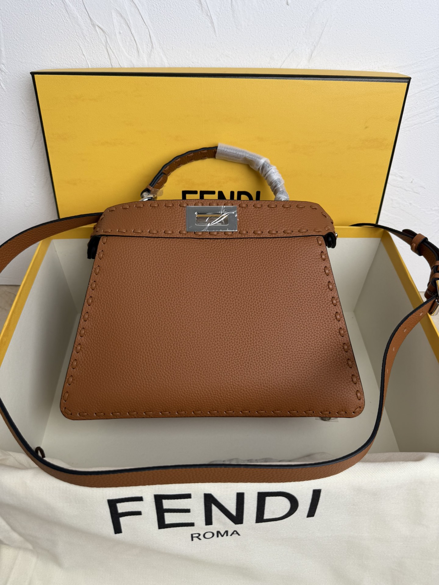 NO:203700,Genuine grade FEND1PeekabooISeeU medium size handbag, lychee pattern calf leather material, classic twist lock on both sides, soft nappa leather lining, two compartments are separated by hard partitions, equipped with buckled internal pockets and gold metal parts. The handbag is equipped with handles and adjustable and removable shoulder straps, and can be added tortoiseshell buckles, exquisite and durable bag Size: 27*9.5*21cm Model number 8BN327, Fendi, fendi, fendi, cowhide19860909正品级 FEND1PeekabooISeeU中号手袋,荔枝纹小牛皮材质,两侧缀以经典的扭锁,软纳帕皮革衬里,两个隔层由硬质隔板隔开,配有系扣内部口袋和金色金属件.手袋配有手柄和可调节、可拆卸式肩带,可加上玳瑁扣,精緻又耐看的包包 尺寸:27*9.5*21cm 款号8BN327,芬迪,fendi,fendi,cowhide,Bag