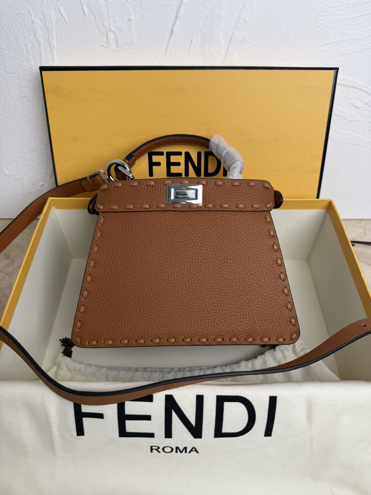Fendi 小号PeekabooISeeU手袋 荔枝纹小牛皮材质 两侧缀以 的扭锁 软纳帕皮革衬里