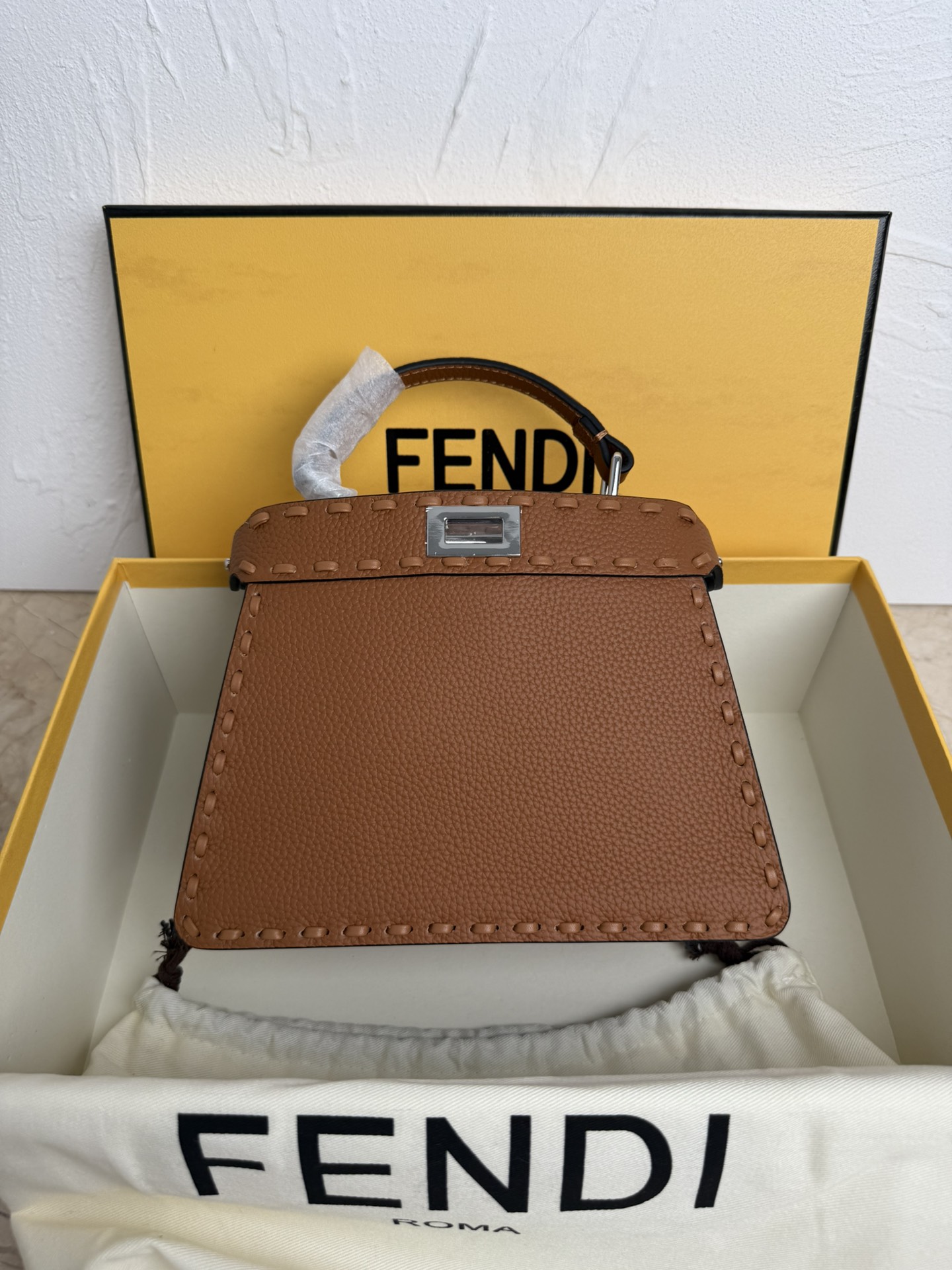 Fendi 小号PeekabooISeeU手袋 荔枝纹小牛皮材质 两侧缀以 的扭锁 软纳帕皮革衬里