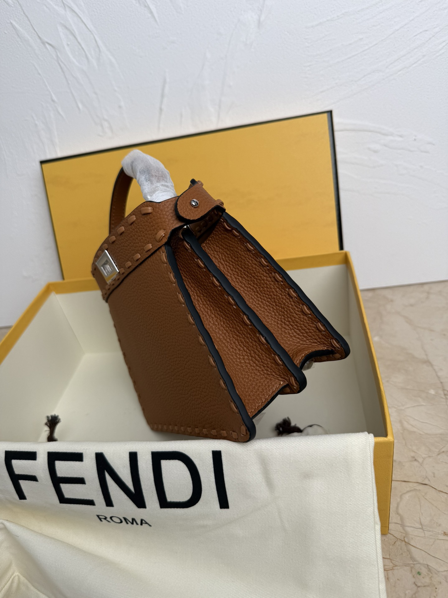 Fendi 小号PeekabooISeeU手袋 荔枝纹小牛皮材质 两侧缀以 的扭锁 软纳帕皮革衬里