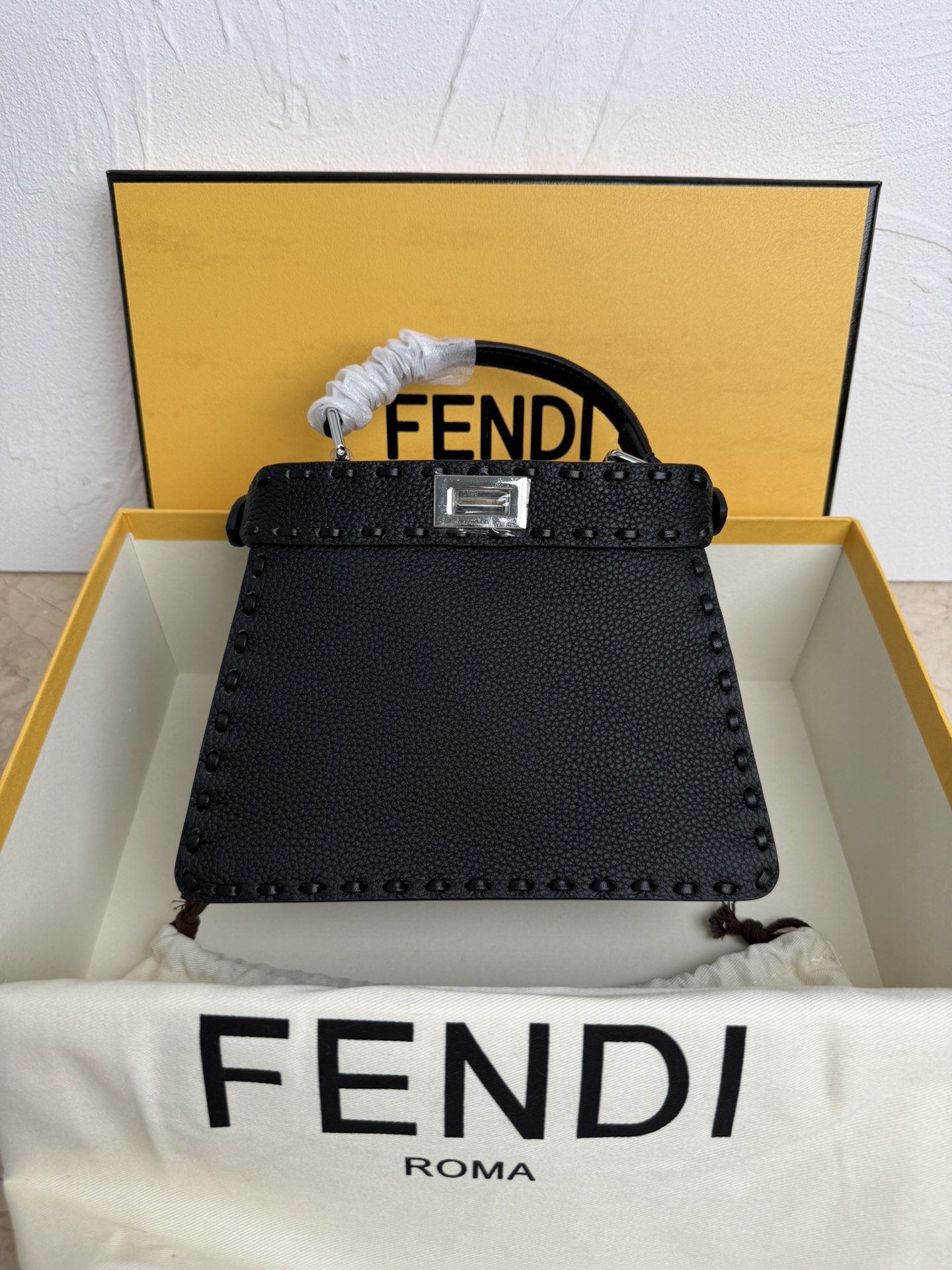 Fendi 小号PeekabooISeeU手袋 荔枝纹小牛皮材质 两侧缀以 的扭锁 软纳帕皮革衬里