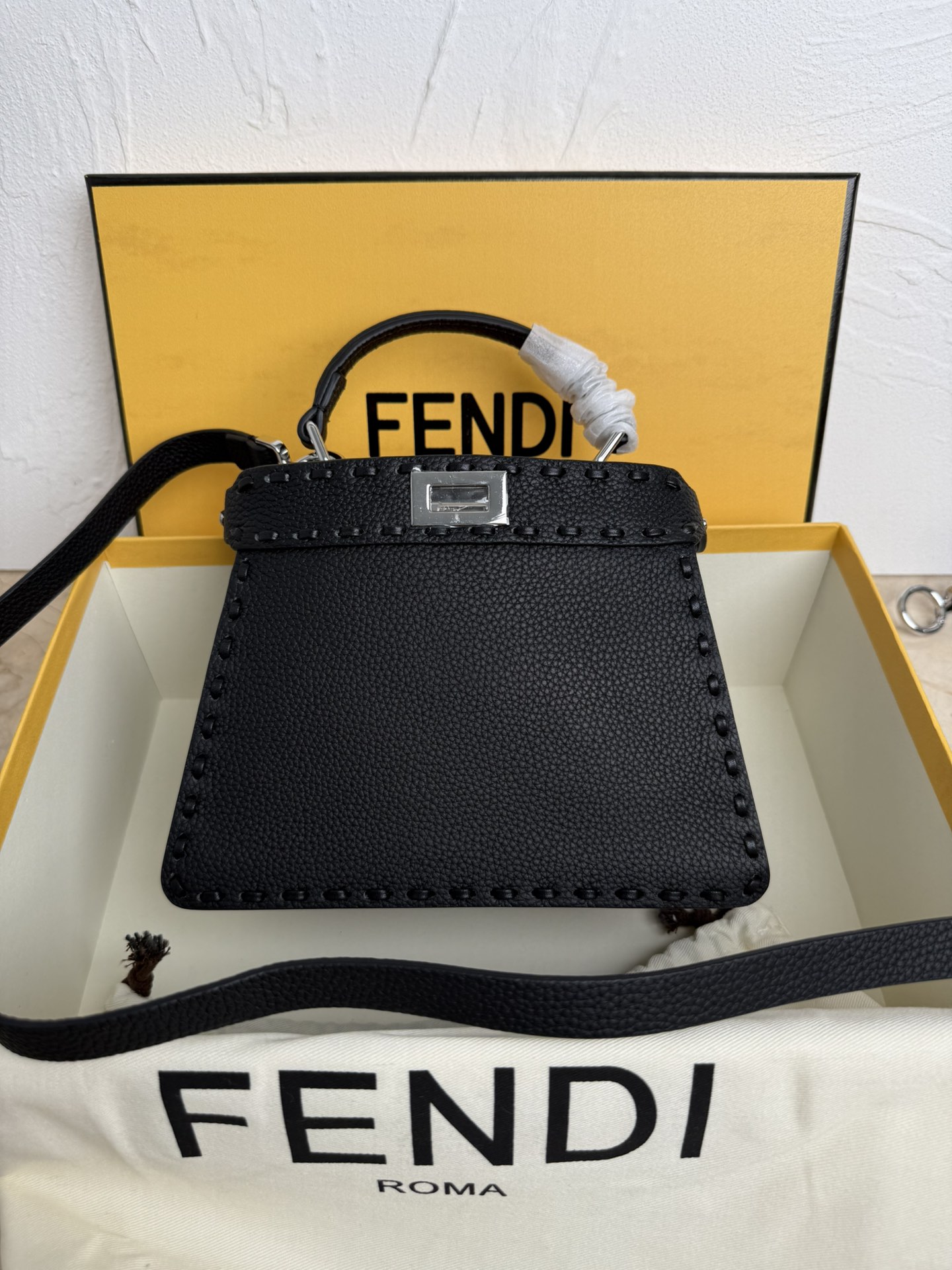 Fendi 小号PeekabooISeeU手袋 荔枝纹小牛皮材质 两侧缀以 的扭锁 软纳帕皮革衬里