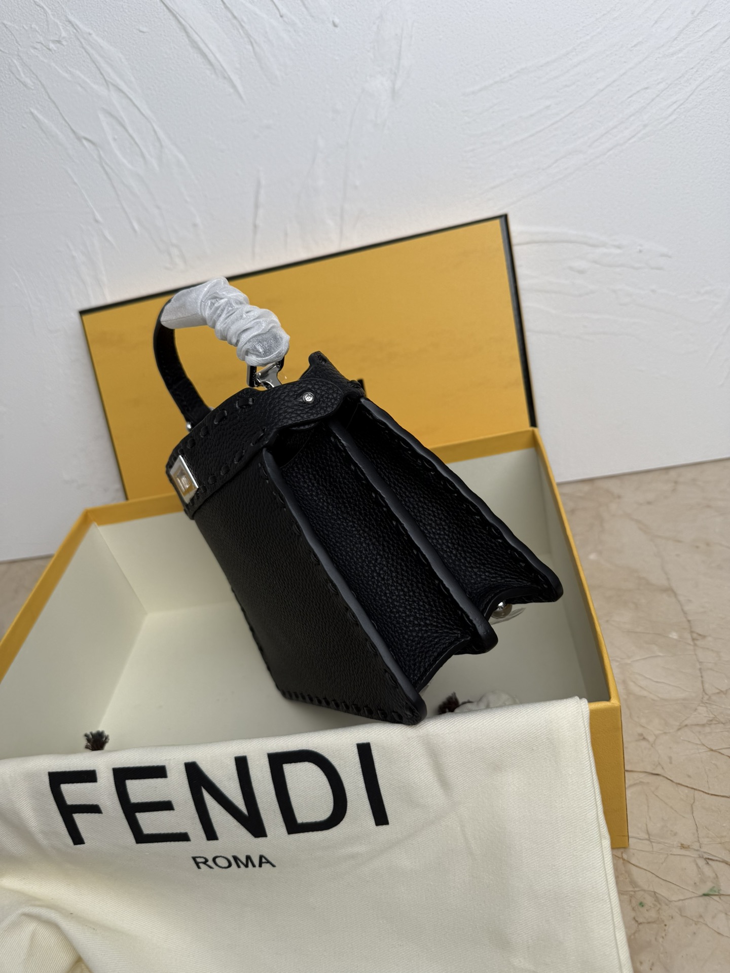 Fendi 小号PeekabooISeeU手袋 荔枝纹小牛皮材质 两侧缀以 的扭锁 软纳帕皮革衬里