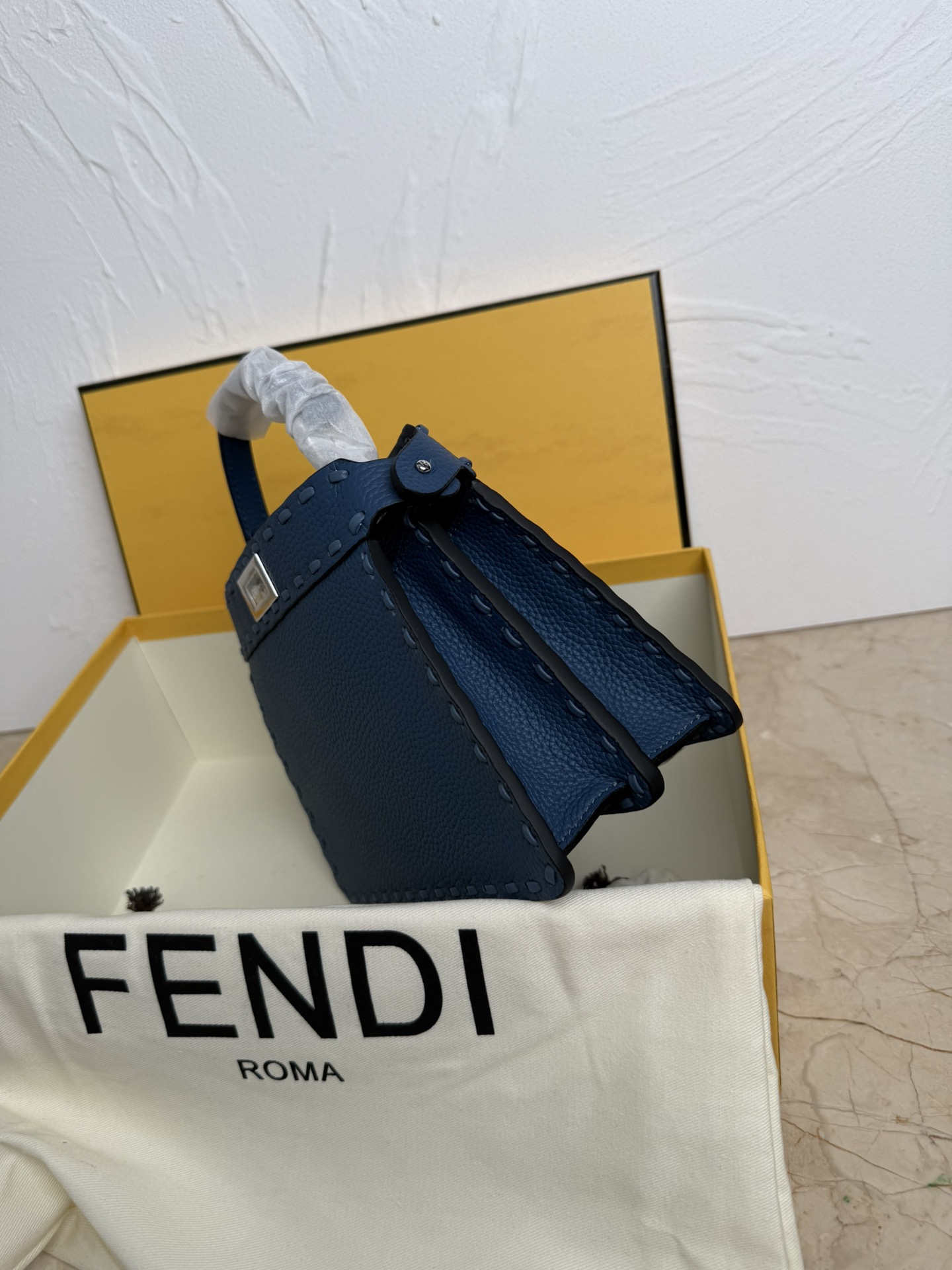 Fendi 小号PeekabooISeeU手袋 荔枝纹小牛皮材质 两侧缀以 的扭锁 软纳帕皮革衬里