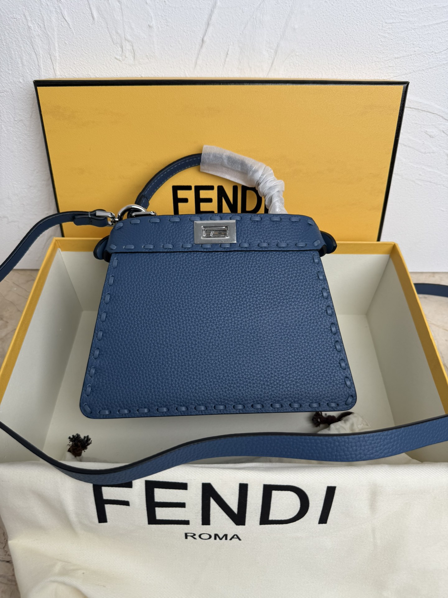Fendi 小号PeekabooISeeU手袋 荔枝纹小牛皮材质 两侧缀以 的扭锁 软纳帕皮革衬里