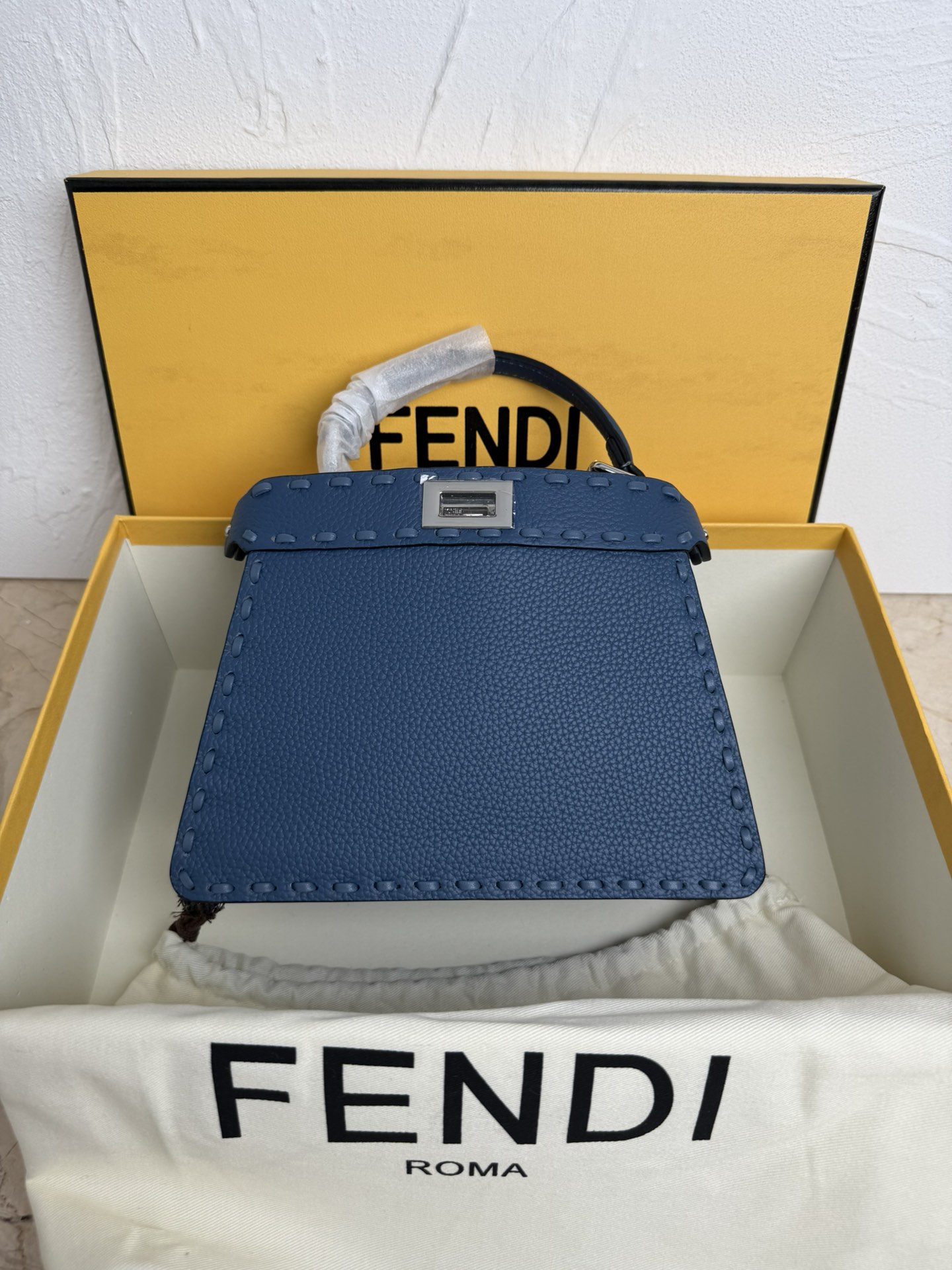 Fendi 小号PeekabooISeeU手袋 荔枝纹小牛皮材质 两侧缀以 的扭锁 软纳帕皮革衬里