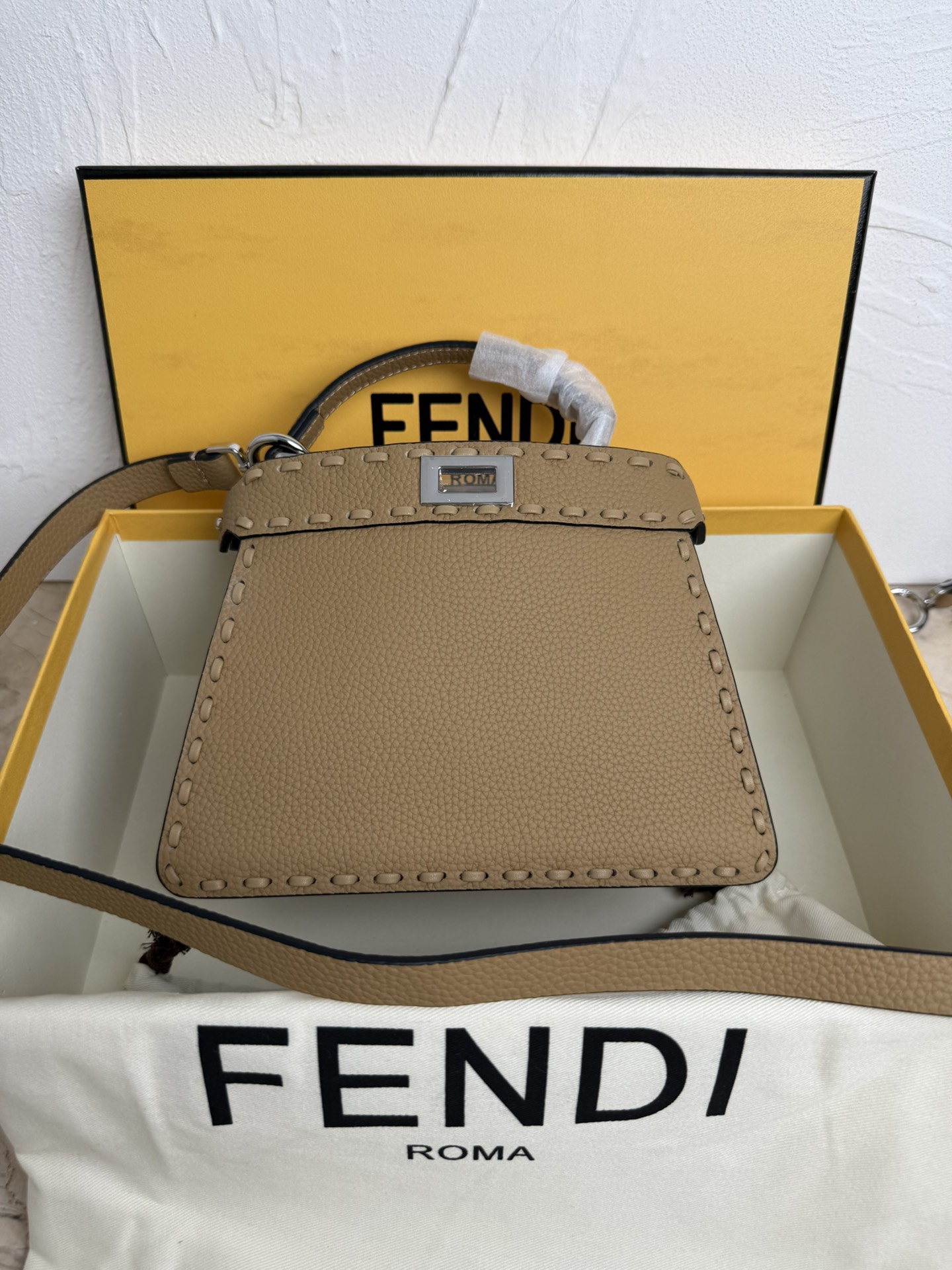 Fendi 小号PeekabooISeeU手袋 荔枝纹小牛皮材质 两侧缀以 的扭锁 软纳帕皮革衬里
