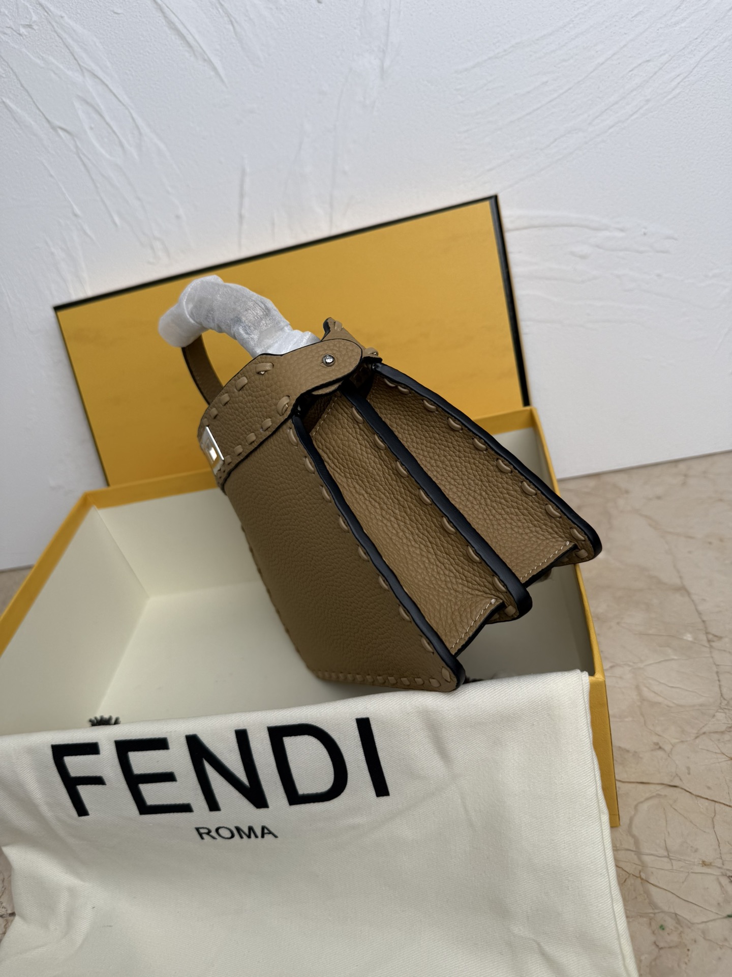 Fendi 小号PeekabooISeeU手袋 荔枝纹小牛皮材质 两侧缀以 的扭锁 软纳帕皮革衬里