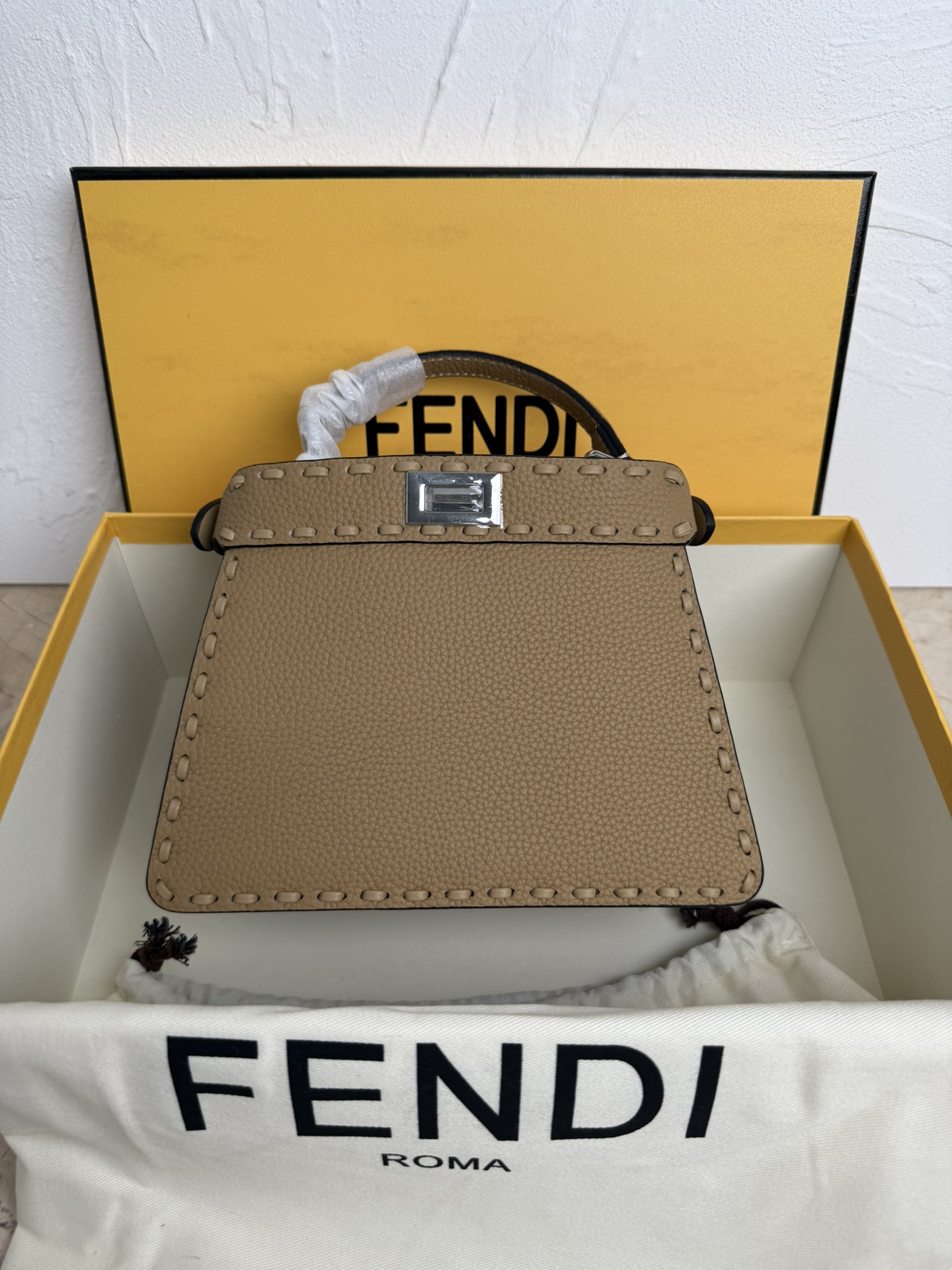 Fendi 小号PeekabooISeeU手袋 荔枝纹小牛皮材质 两侧缀以 的扭锁 软纳帕皮革衬里