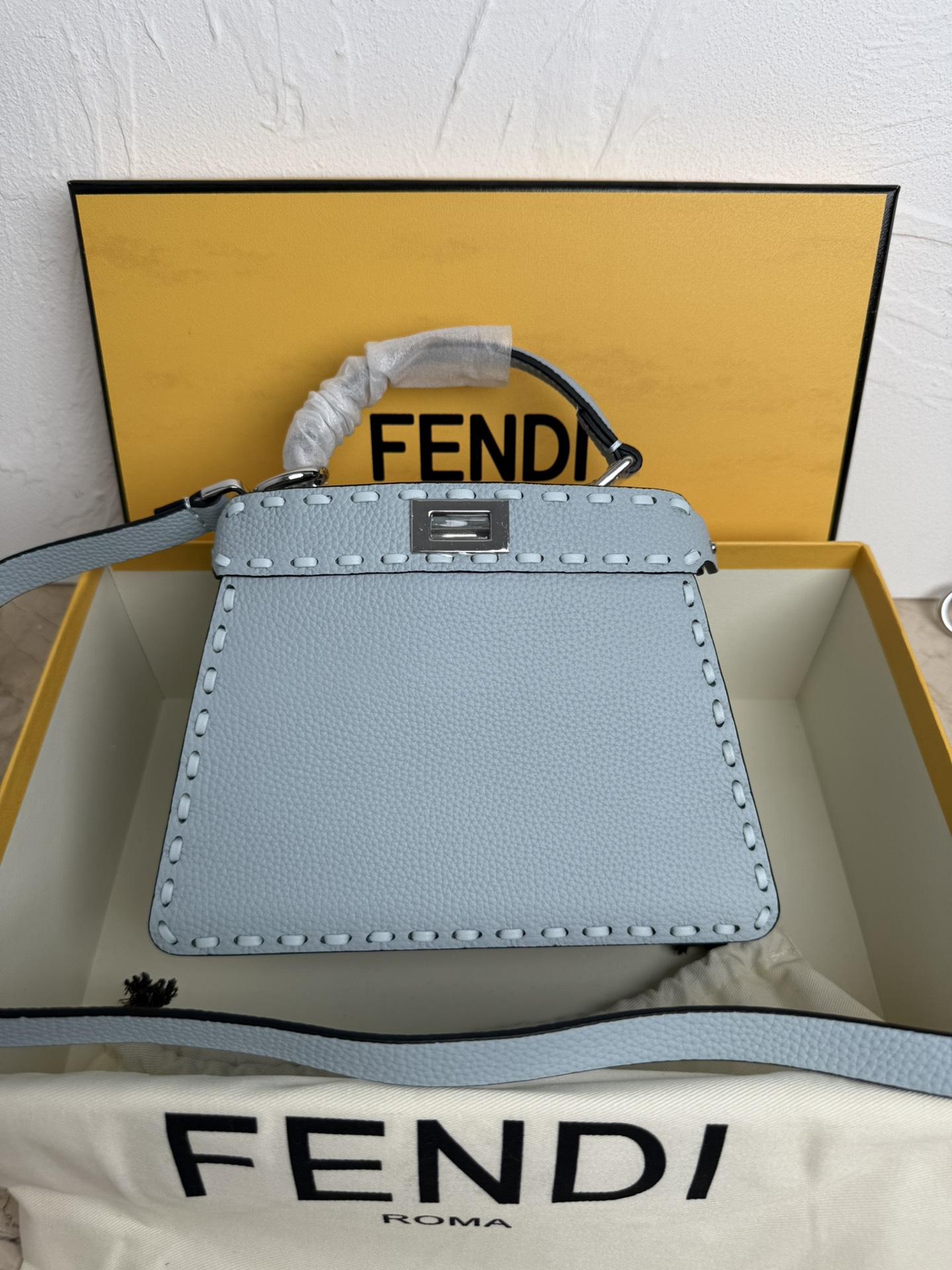Fendi 小号PeekabooISeeU手袋 荔枝纹小牛皮材质 两侧缀以 的扭锁 软纳帕皮革衬里