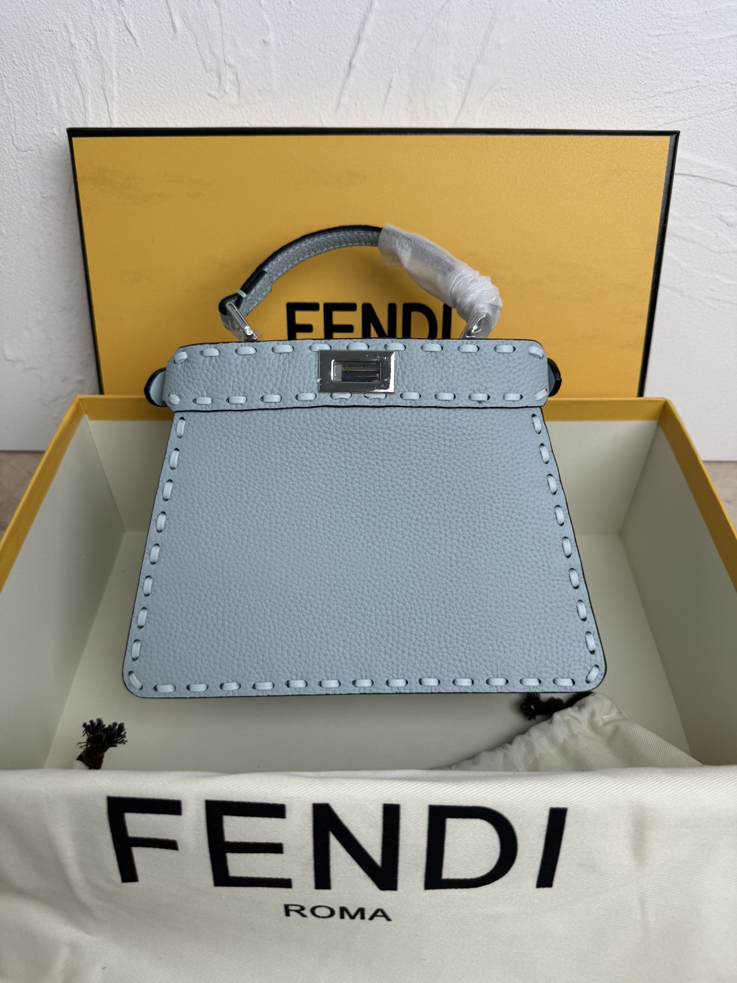 Fendi 小号PeekabooISeeU手袋 荔枝纹小牛皮材质 两侧缀以 的扭锁 软纳帕皮革衬里