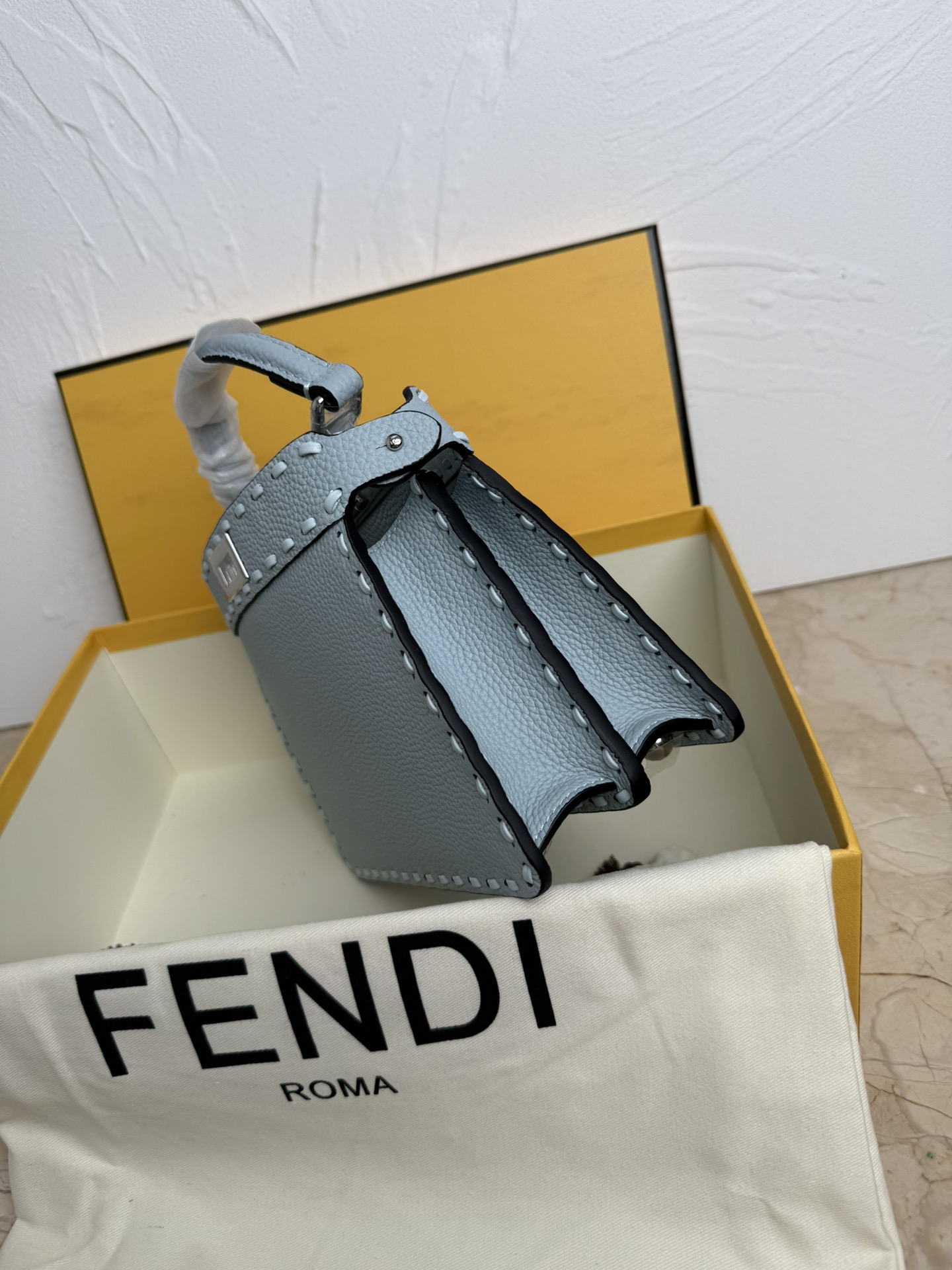 Fendi 小号PeekabooISeeU手袋 荔枝纹小牛皮材质 两侧缀以 的扭锁 软纳帕皮革衬里