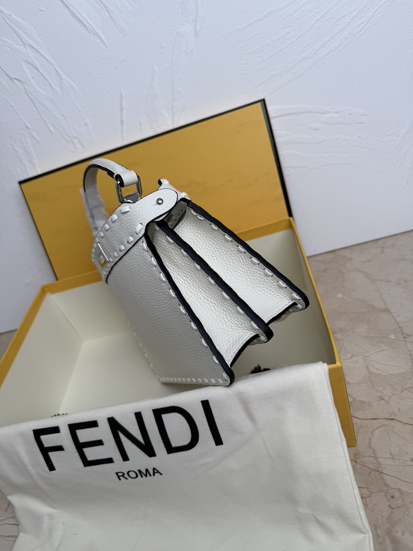 Fendi 小号PeekabooISeeU手袋 荔枝纹小牛皮材质 两侧缀以 的扭锁 软纳帕皮革衬里