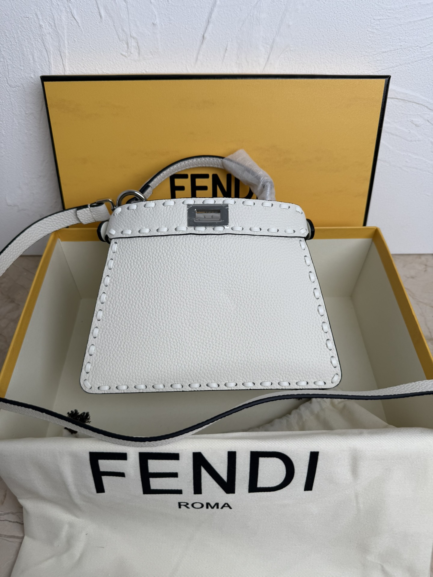 NO:203705,Genuine grade FEND1PeekabooISeeU small handbag, lychee pattern calf leather material, classic twist lock on both sides, soft nappa leather lining, two compartments are separated by hard partitions, equipped with buckled internal pockets and gold metal parts. The handbag is equipped with handles and adjustable, removable shoulder straps, and can be added tortoiseshell buckles, exquisite and durable bag Size: 20cm Model number 8BN327, Fendi, fendi, fendi, cowhide19860909正品级 FEND1PeekabooISeeU小号手袋,荔枝纹小牛皮材质,两侧缀以经典的扭锁,软纳帕皮革衬里,两个隔层由硬质隔板隔开,配有系扣内部口袋和金色金属件.手袋配有手柄和可调节、可拆卸式肩带,可加上玳瑁扣,精緻又耐看的包包 尺寸:20cm 款号8BN327,芬迪,fendi,fendi,cowhide,Bag