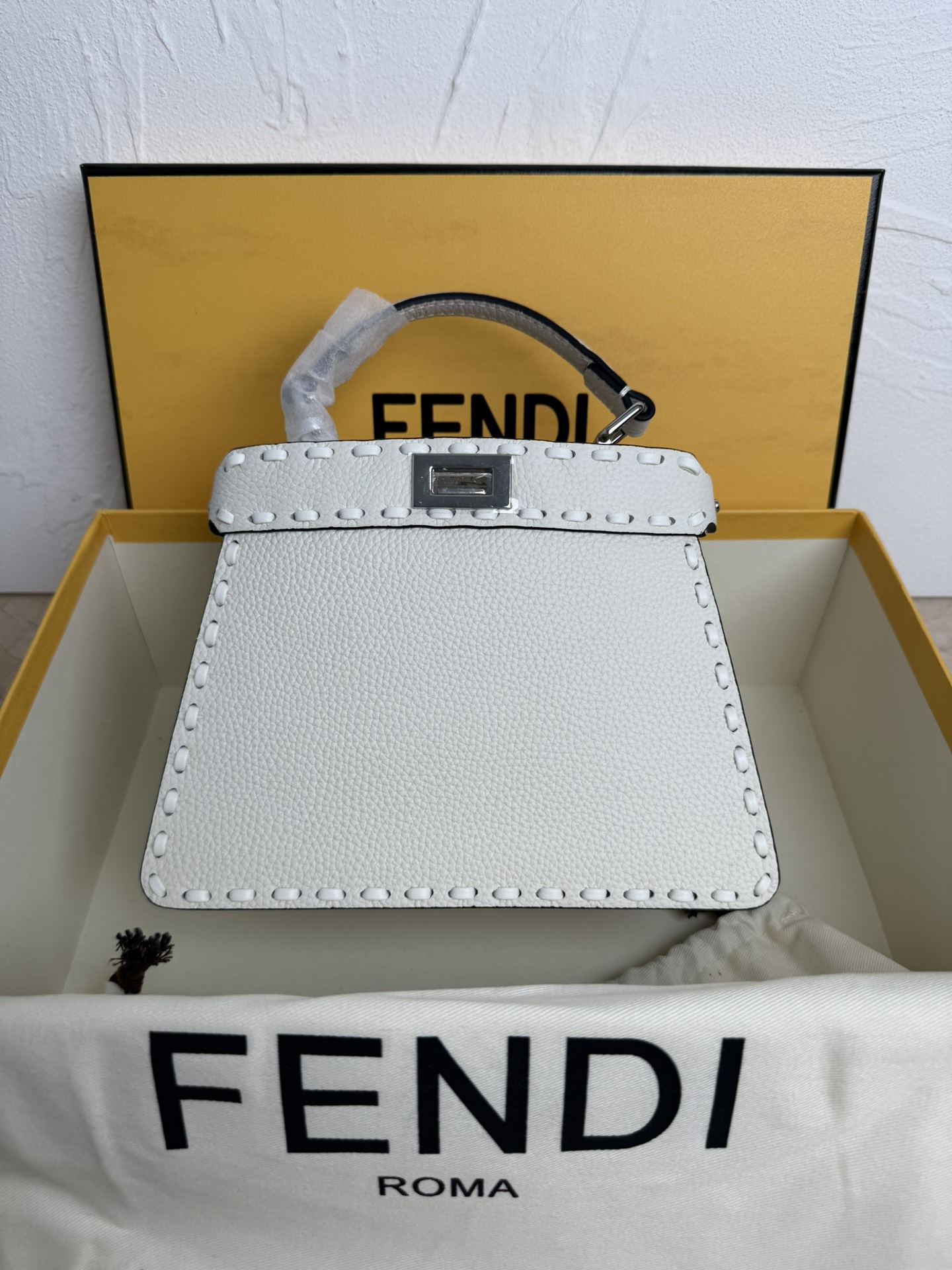 Fendi 小号PeekabooISeeU手袋 荔枝纹小牛皮材质 两侧缀以 的扭锁 软纳帕皮革衬里
