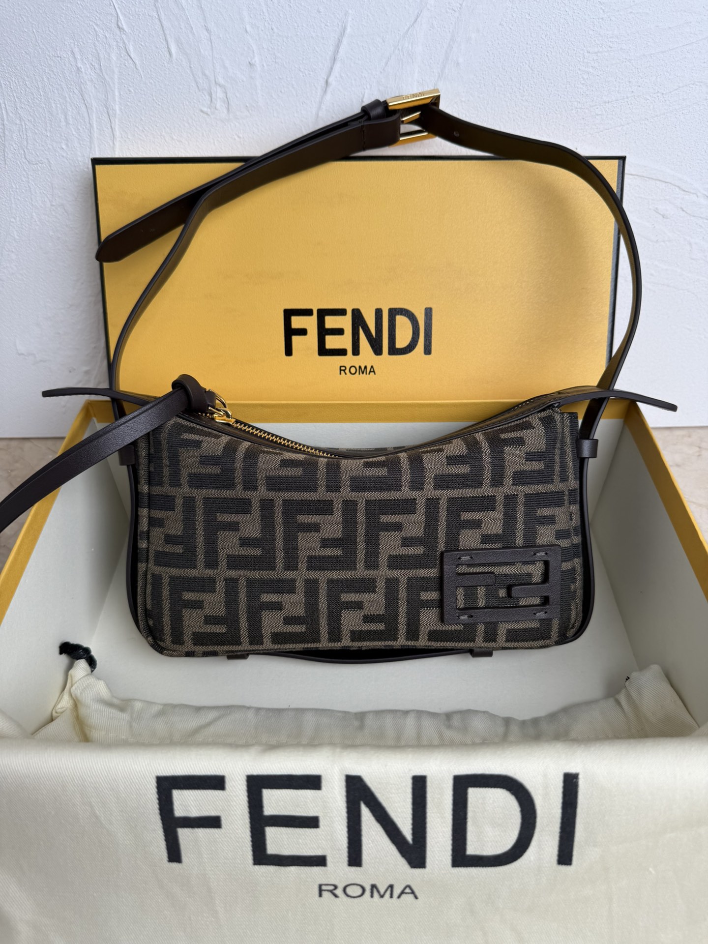 NO:207690,The latest showcase mini mini, classic presbyopia fabric with deep coffee calfskin, comes with a high-end slack feeling, and a leather-like hardware buckle with a little hand-stitching thread. It is low-key and eye-catching. The adjustable shoulder straps should not be too fragrant. You can adapt to the situation when carrying or underarm bags. It's so cool!  8105. Size 22x4.5x13cm, Fendi, fendi, cowhide19860909正品级 小号 最新的秀款老花迷你号simply,经典老花布料搭配深咖啡小牛皮,自带一种高级的松弛感,带点手缝穿线的皮革感五金扣,低调又吸睛,可调节长短的肩带不要太香,手提或当腋下包都能随机应变,太酷啦！ 8105.尺寸22x4.5x13cm,芬迪,fendi,cowhide,Bag