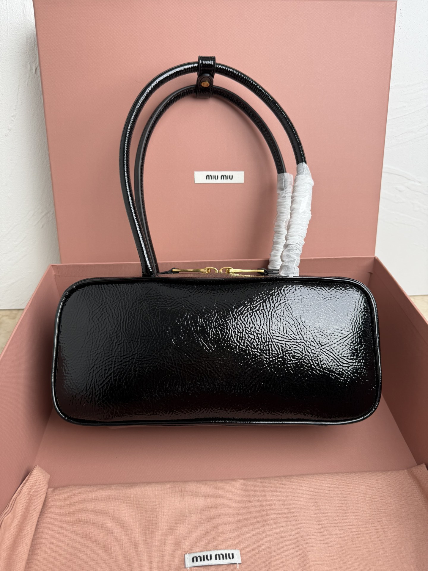 Prada 5BB173：Miu新品保龄球 重手工制作 采用全新油蜡漆皮材质 独特的冰裂纹理皮面