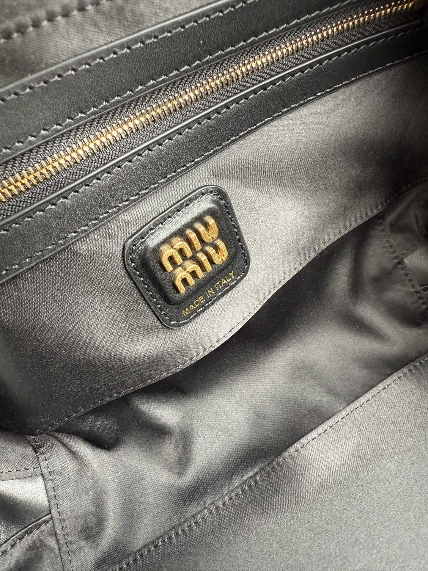 Prada 5BB173：Miu新品保龄球 重手工制作 采用全新油蜡漆皮材质 独特的冰裂纹理皮面
