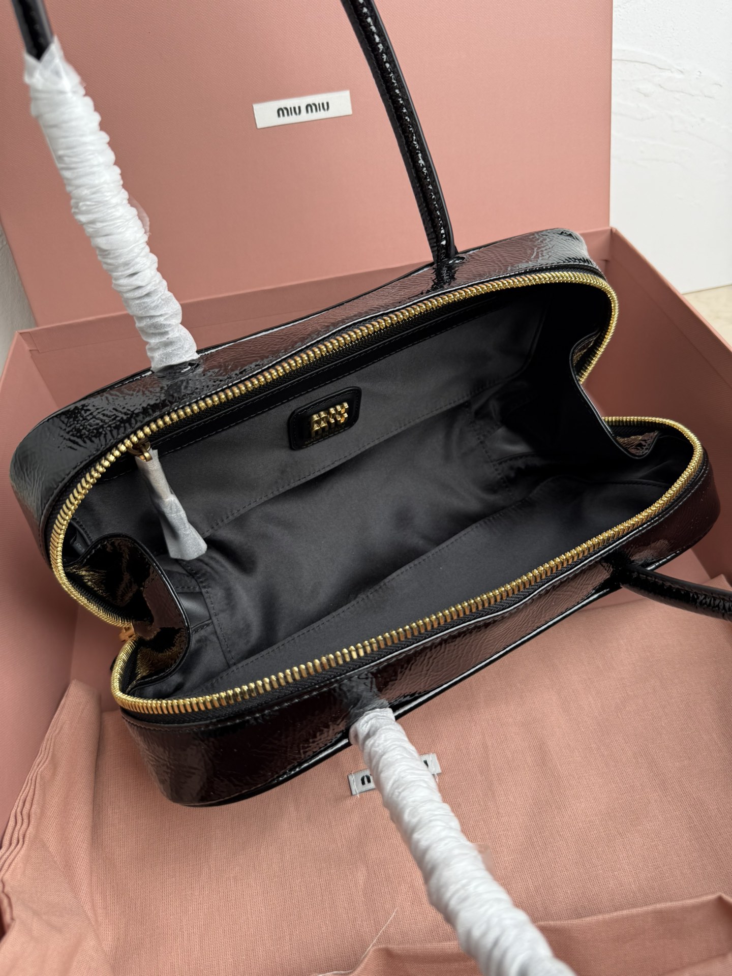 Prada 5BB173：Miu新品保龄球 重手工制作 采用全新油蜡漆皮材质 独特的冰裂纹理皮面
