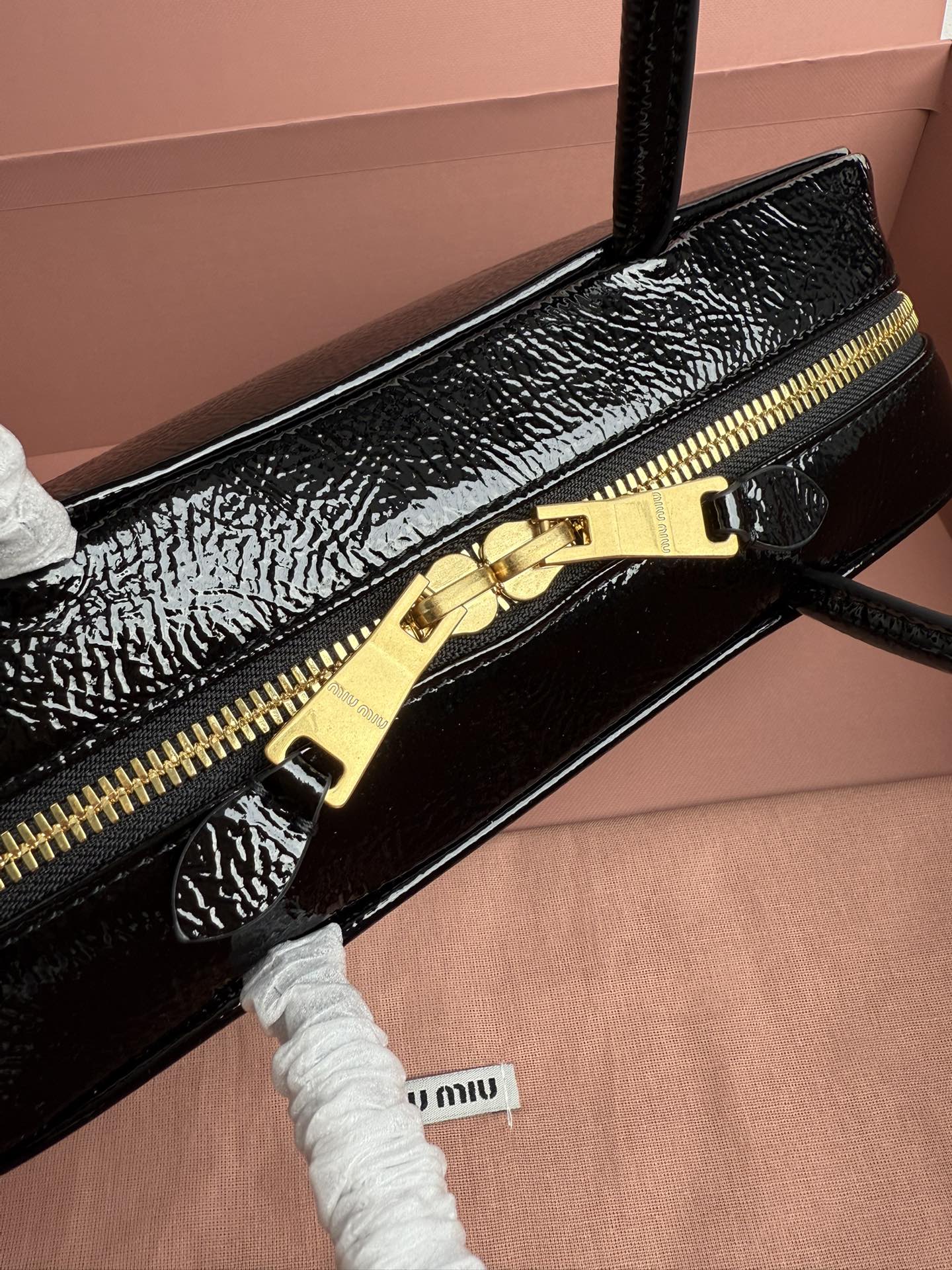 Prada 5BB173：Miu新品保龄球 重手工制作 采用全新油蜡漆皮材质 独特的冰裂纹理皮面