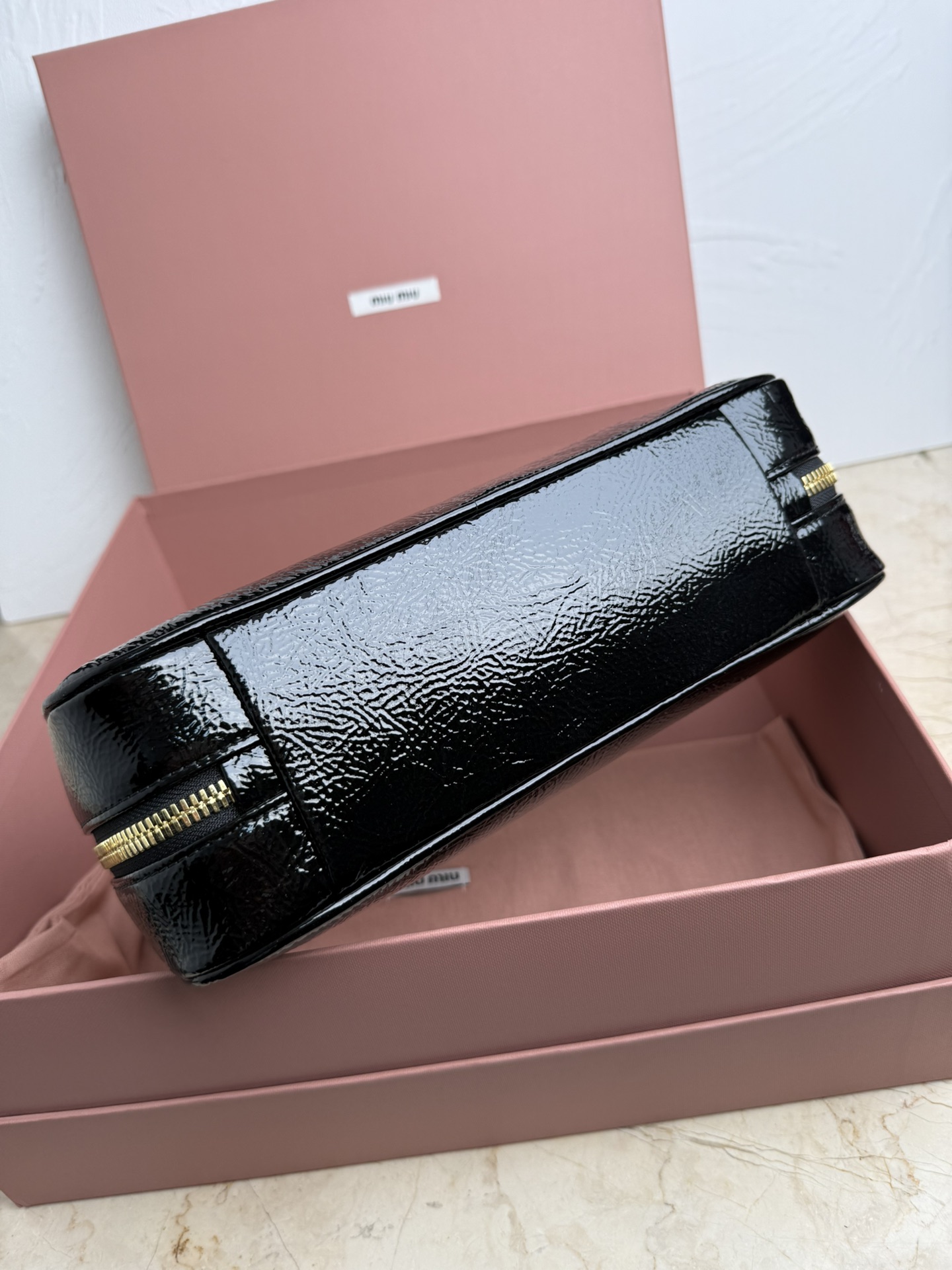 Prada 5BB173：Miu新品保龄球 重手工制作 采用全新油蜡漆皮材质 独特的冰裂纹理皮面