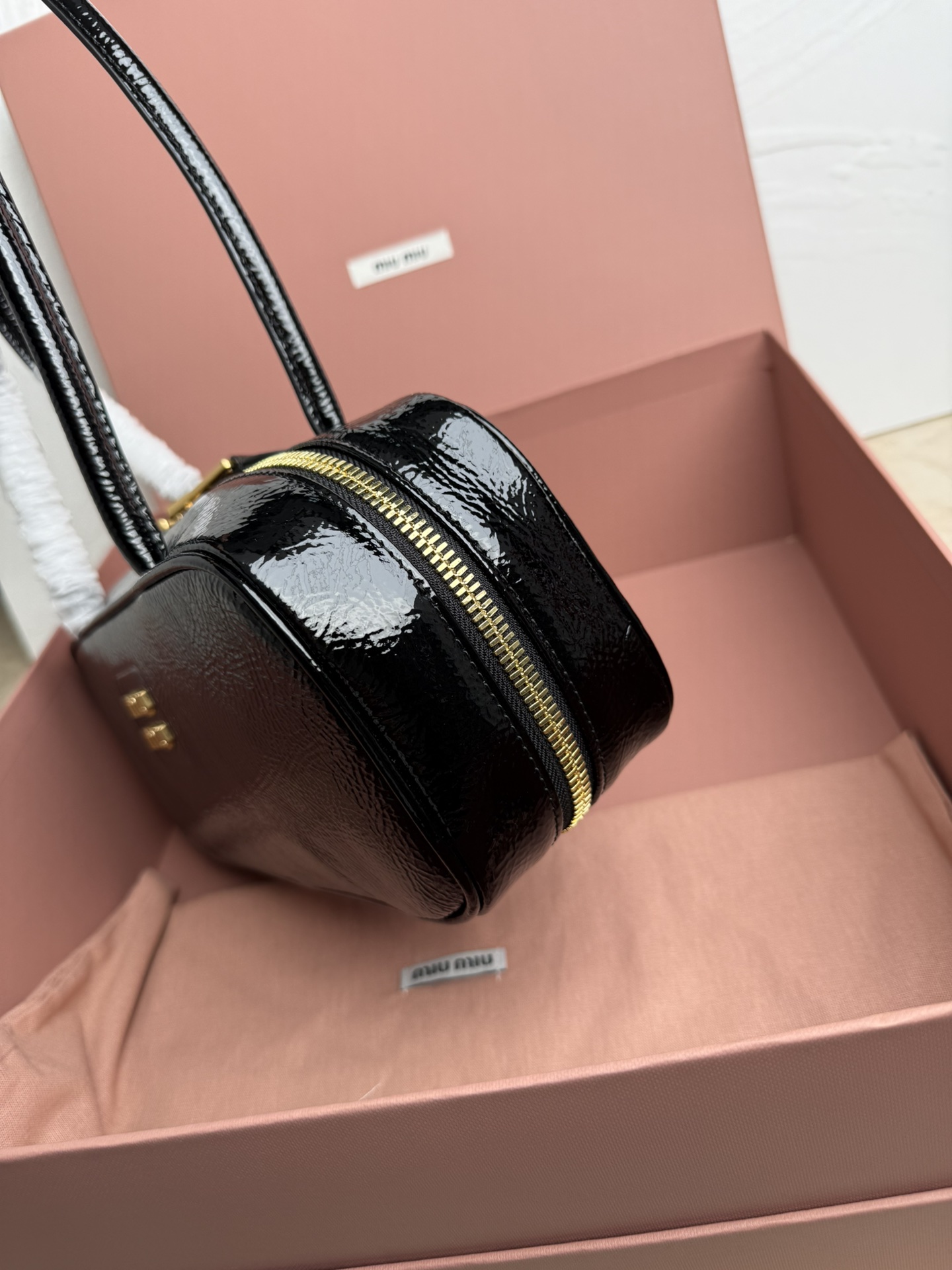 Prada 5BB173：Miu新品保龄球 重手工制作 采用全新油蜡漆皮材质 独特的冰裂纹理皮面